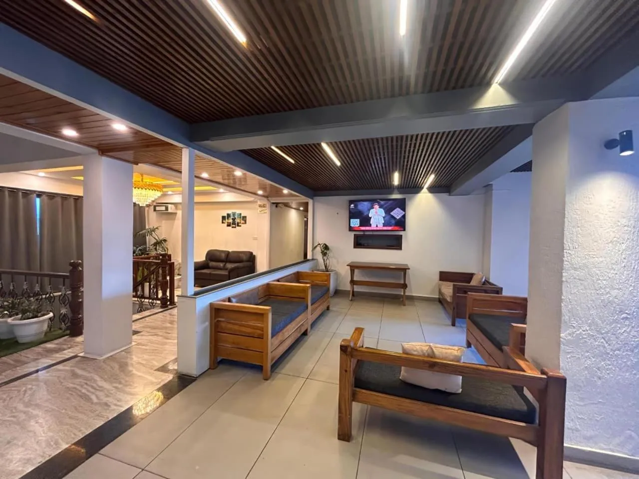 Communal lounge/ TV room in Hotel Dwaper A Premium Property Near Mall Road