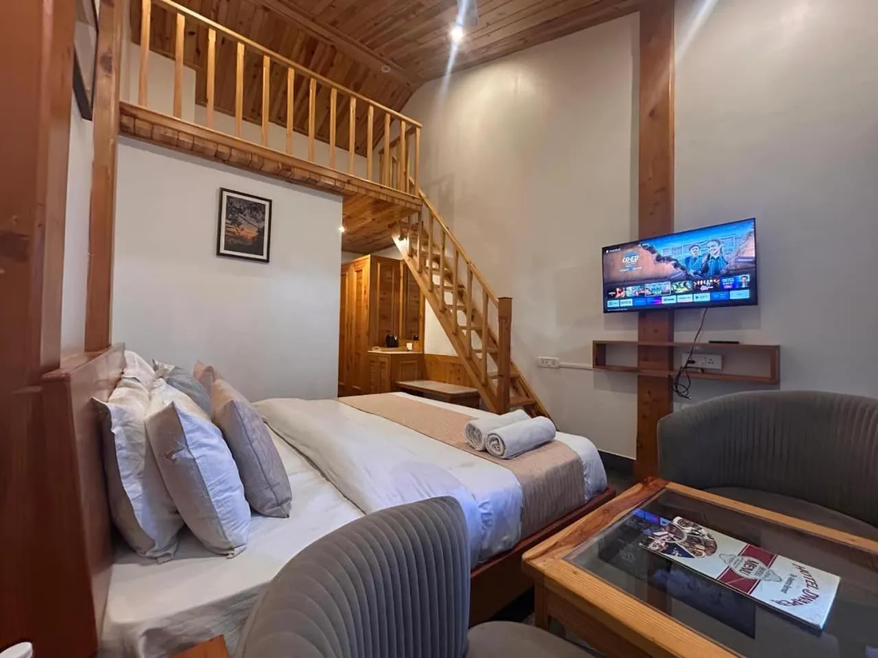 Communal lounge/ TV room in Hotel Dwaper A Premium Property Near Mall Road