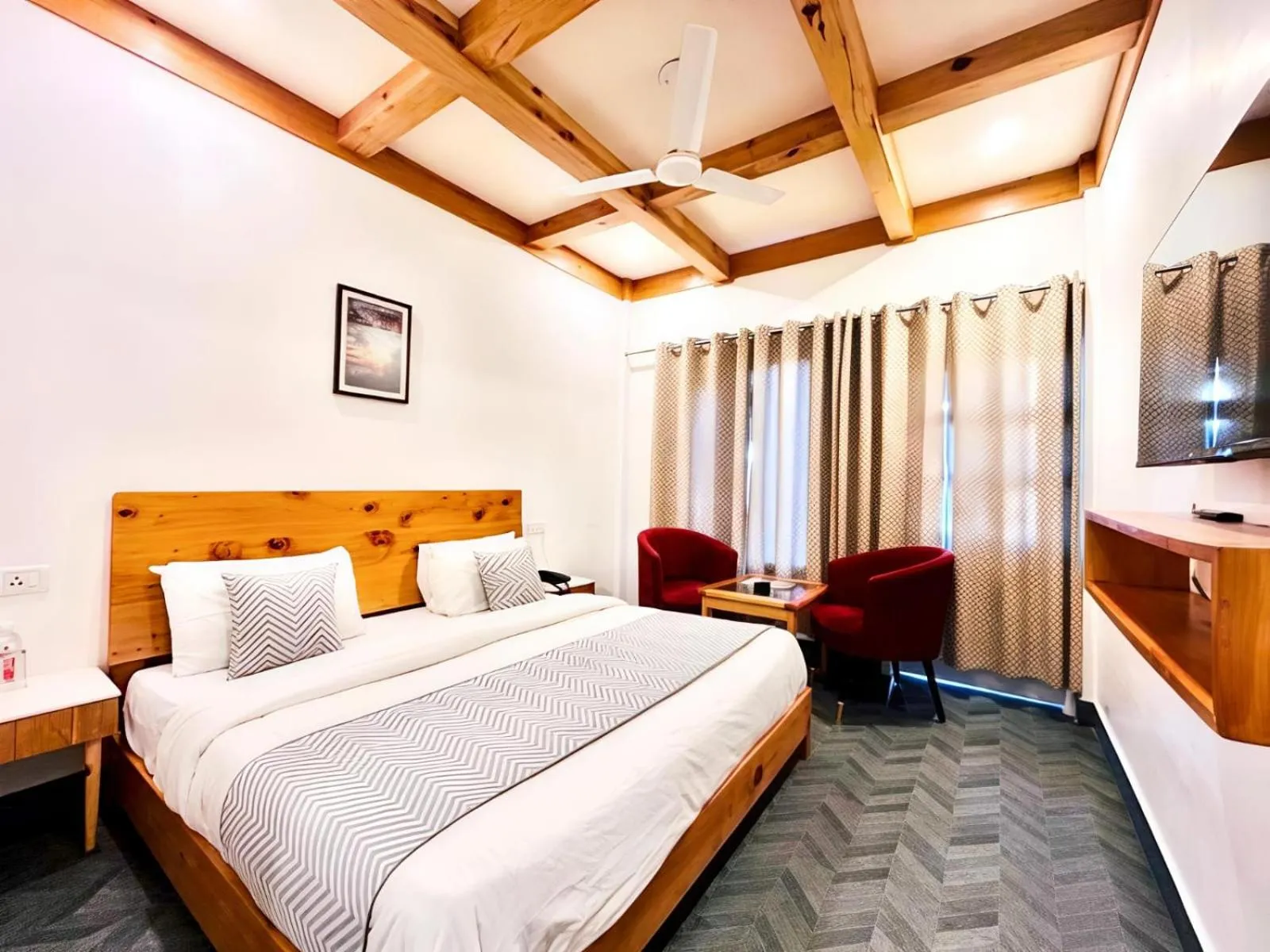 Bed in Hotel Dwaper A Premium Property Near Mall Road