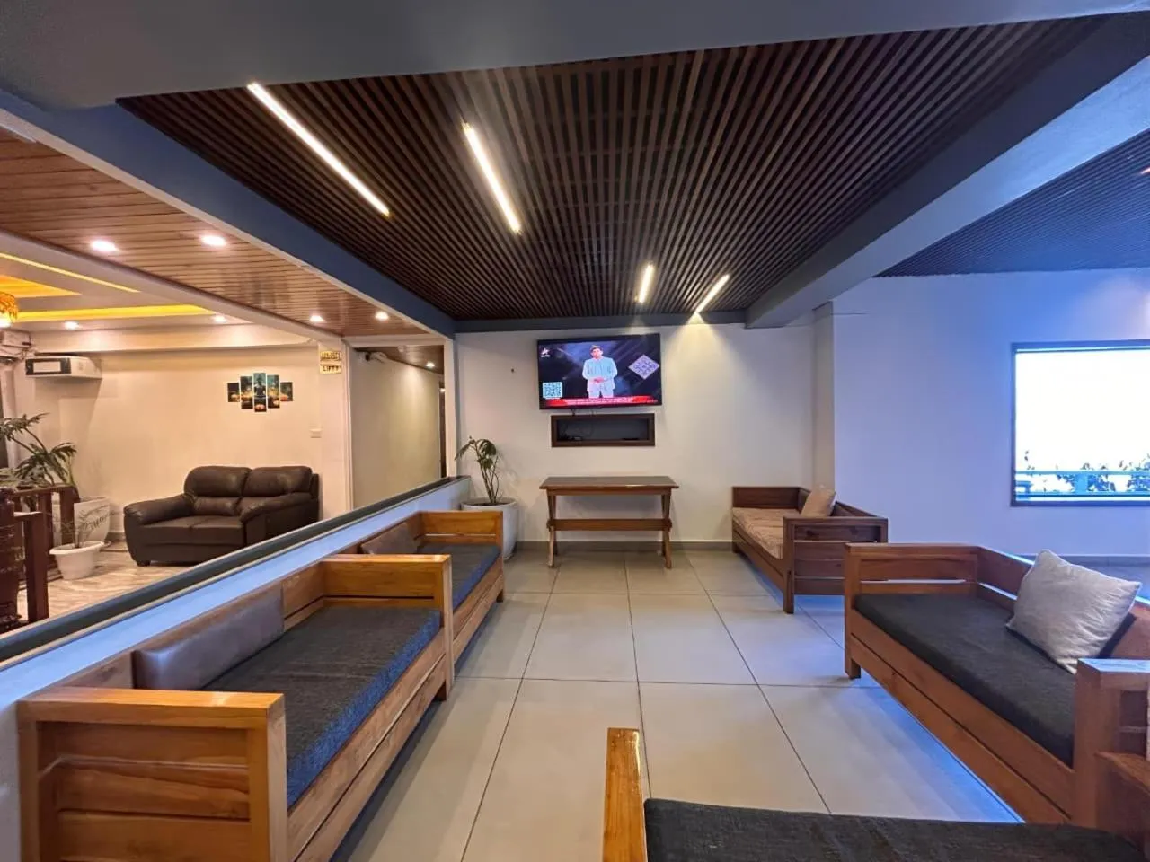 Communal lounge/ TV room in Hotel Dwaper A Premium Property Near Mall Road