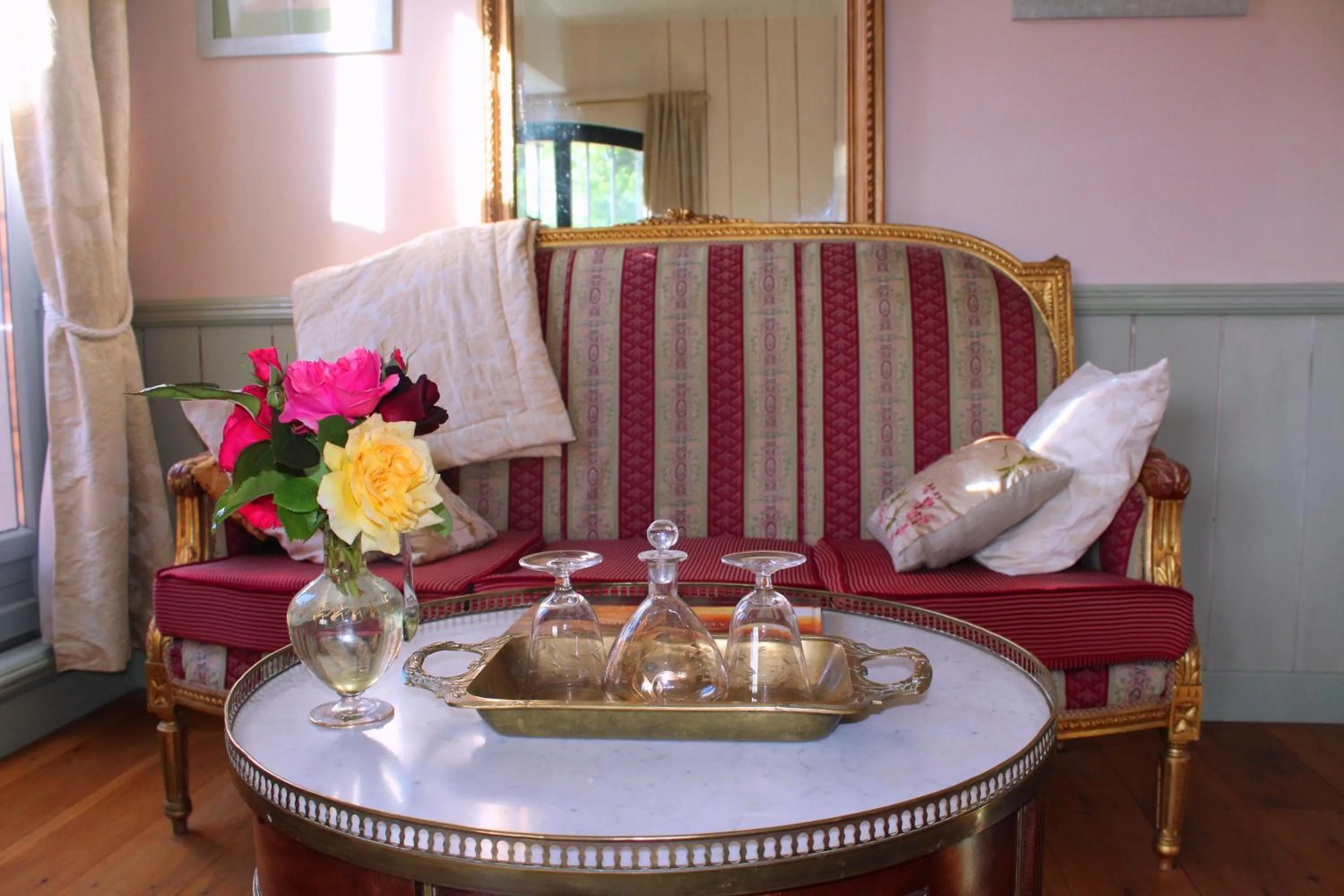 Decorative detail in Chambre d'Hôtes La Grenade Bleue