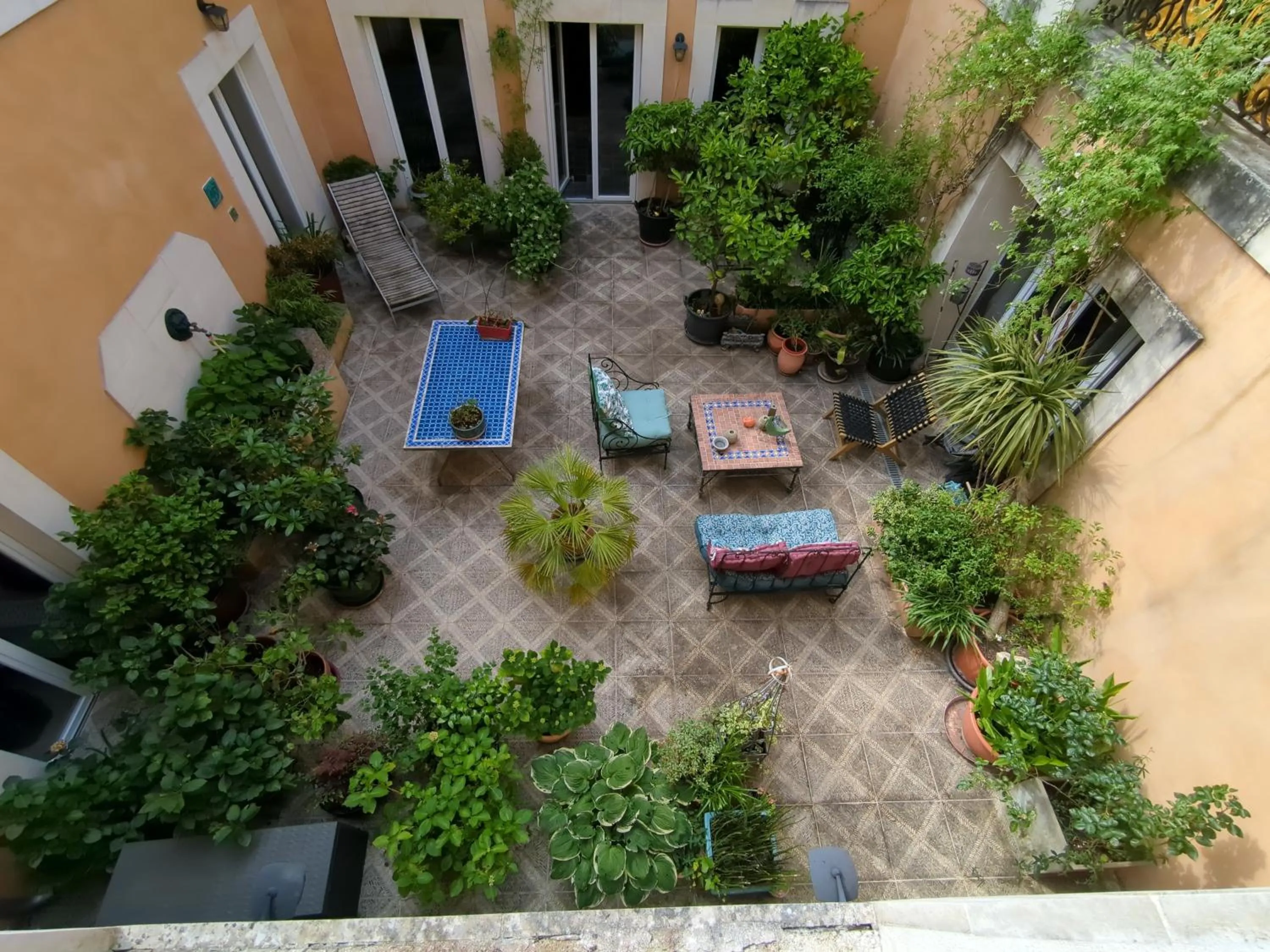 Patio in Chambre d'Hôtes La Grenade Bleue