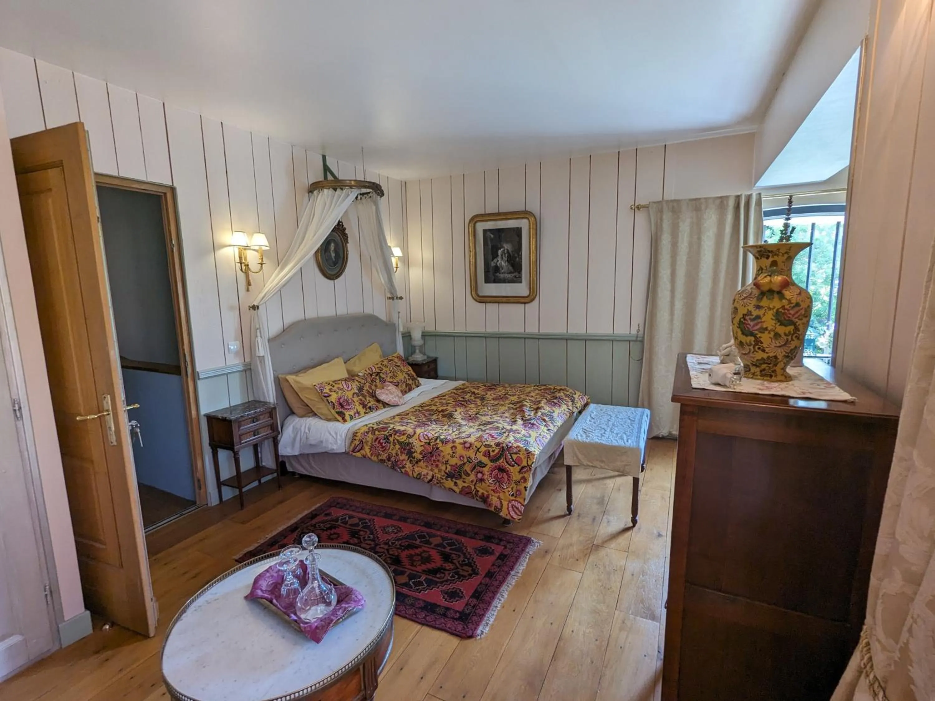 Photo of the whole room, Bed in Chambre d'Hôtes La Grenade Bleue