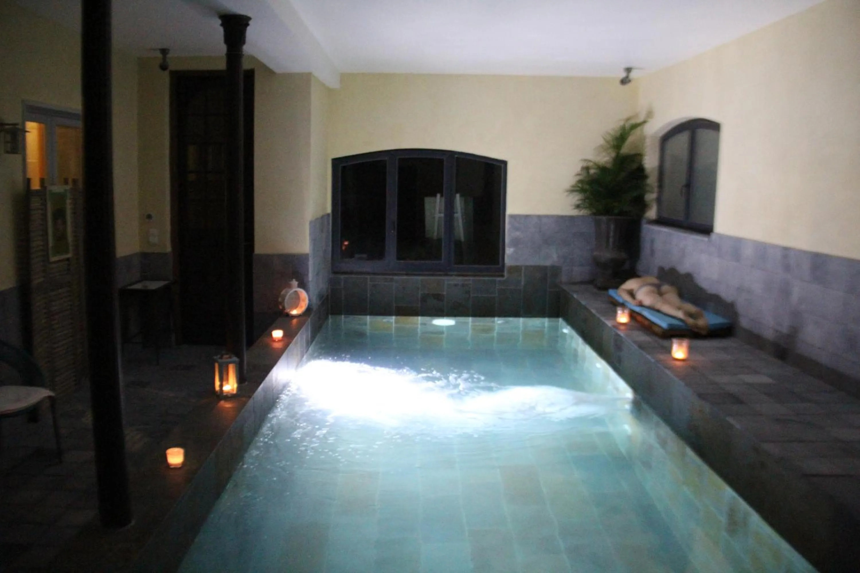 Pool view in Chambre d'Hôtes La Grenade Bleue