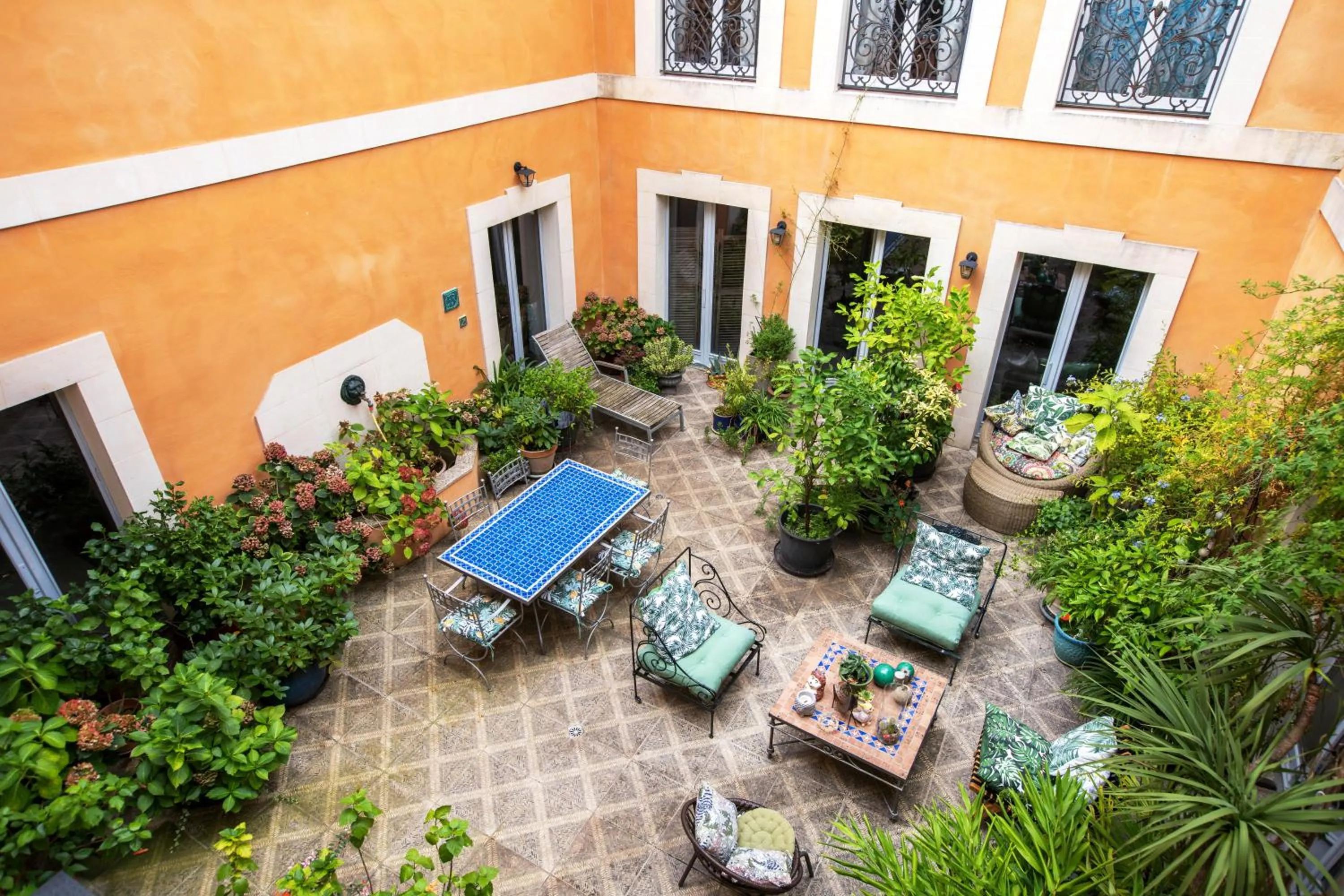 Patio in Chambre d'Hôtes La Grenade Bleue