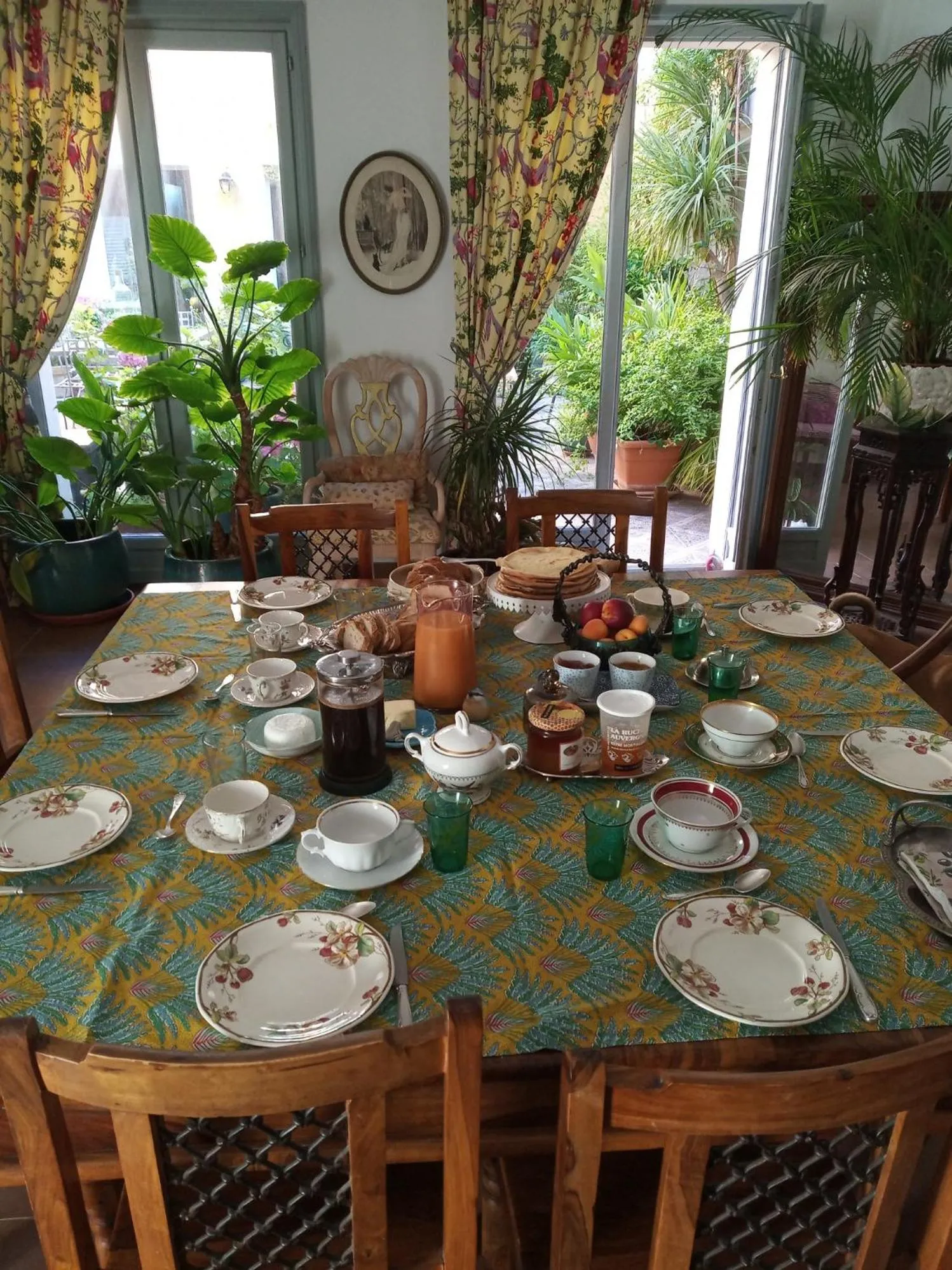 Dining area in Chambre d'Hôtes La Grenade Bleue
