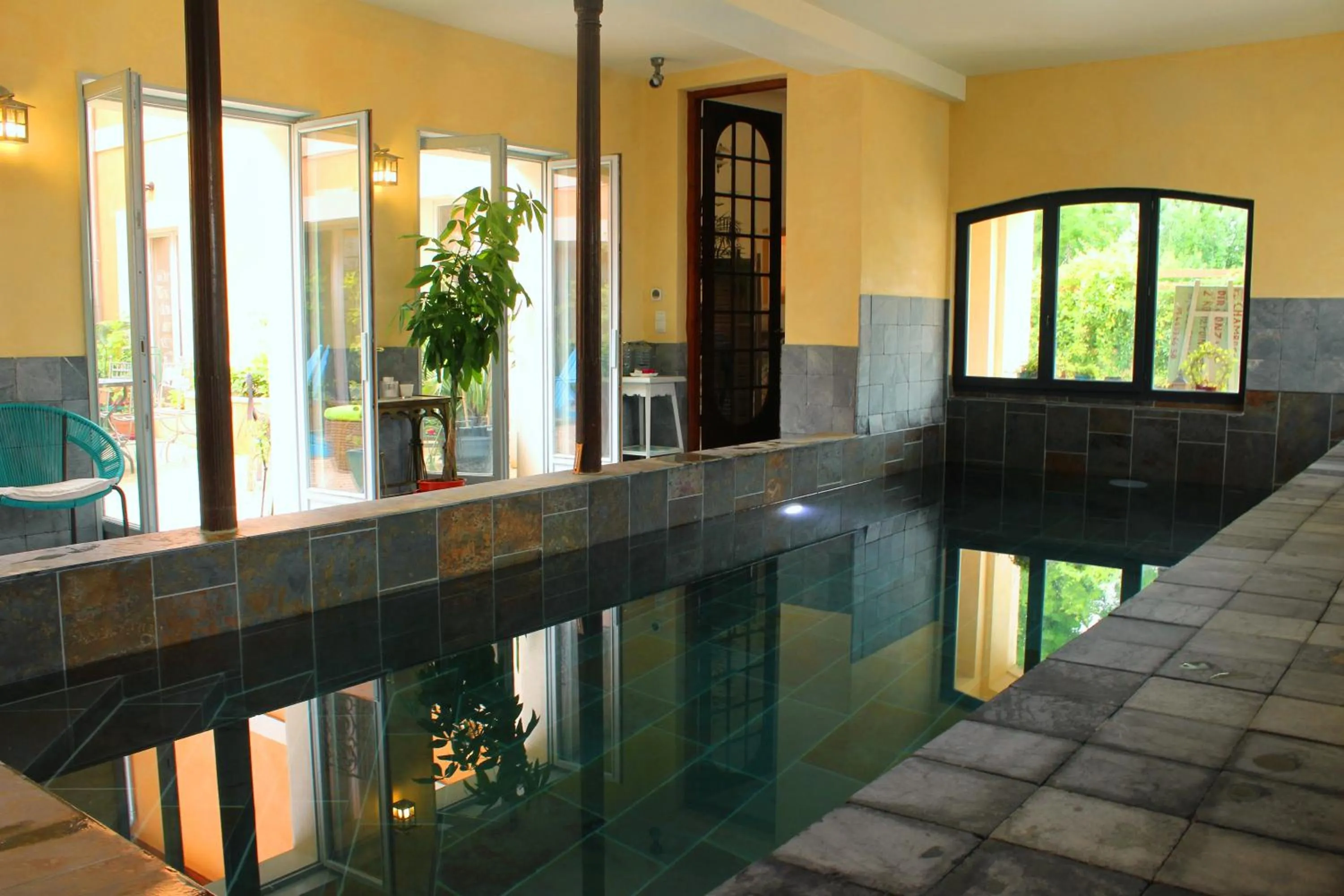 Pool view in Chambre d'Hôtes La Grenade Bleue