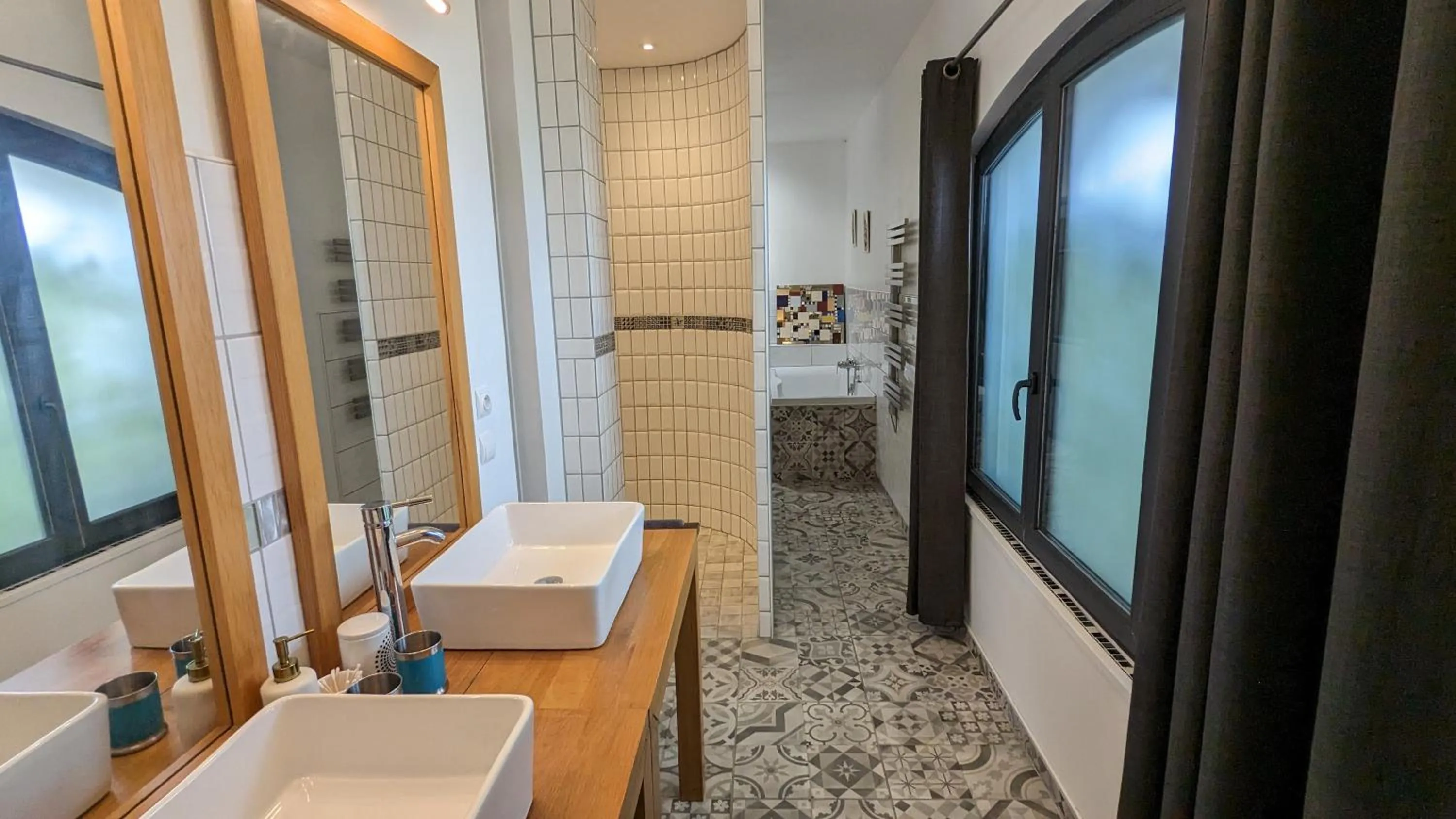 Shower in Chambre d'Hôtes La Grenade Bleue