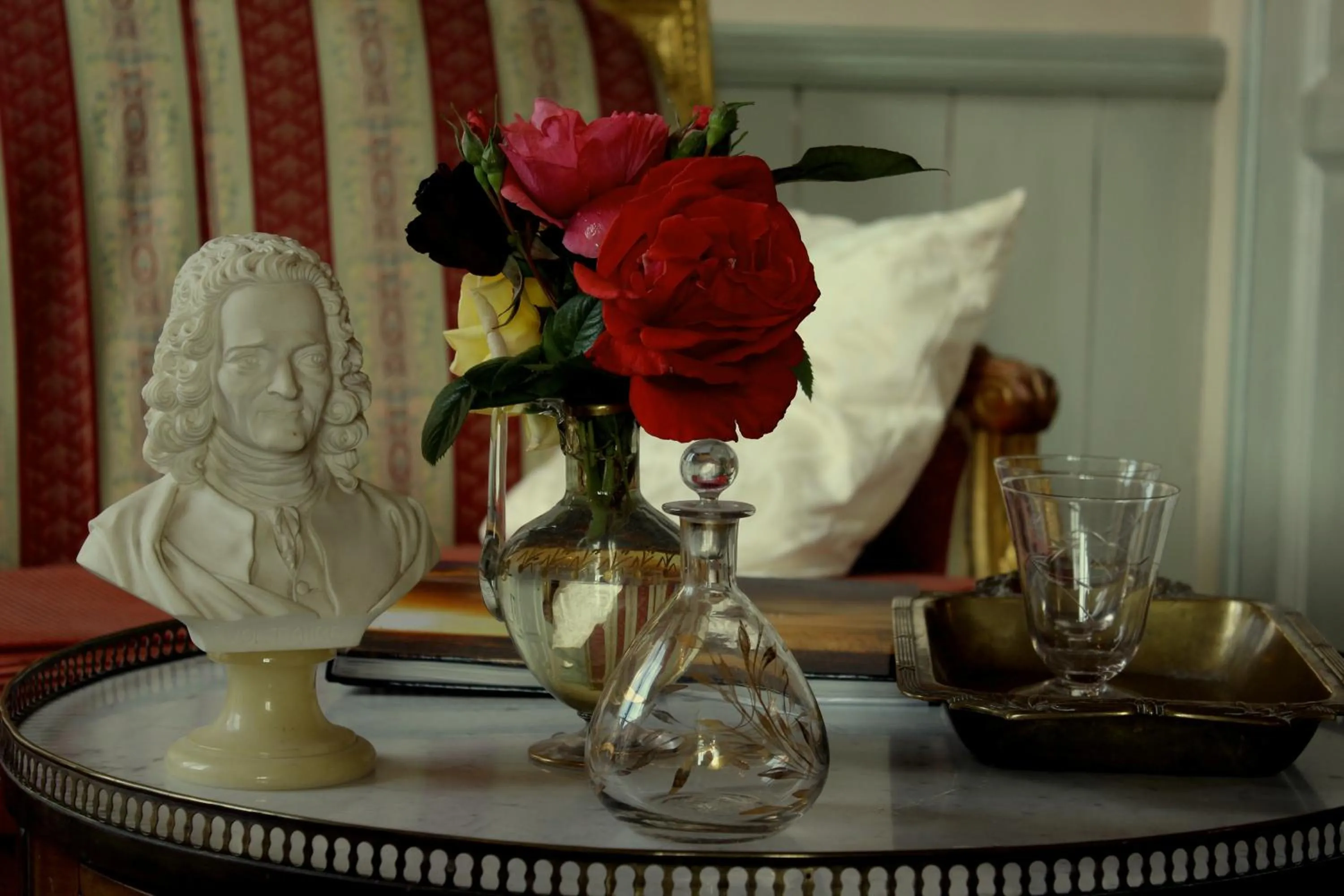 Decorative detail in Chambre d'Hôtes La Grenade Bleue