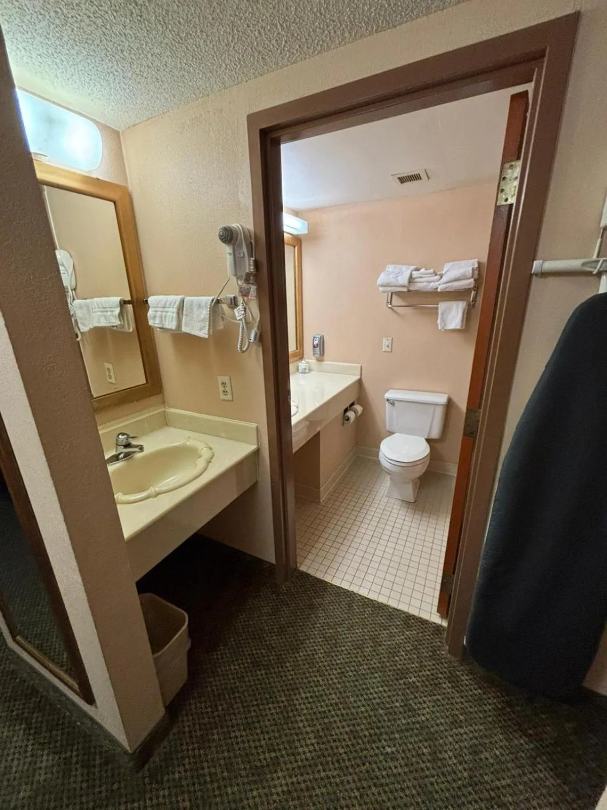 Bathroom in Marysville Surf Motel Kansas US 77