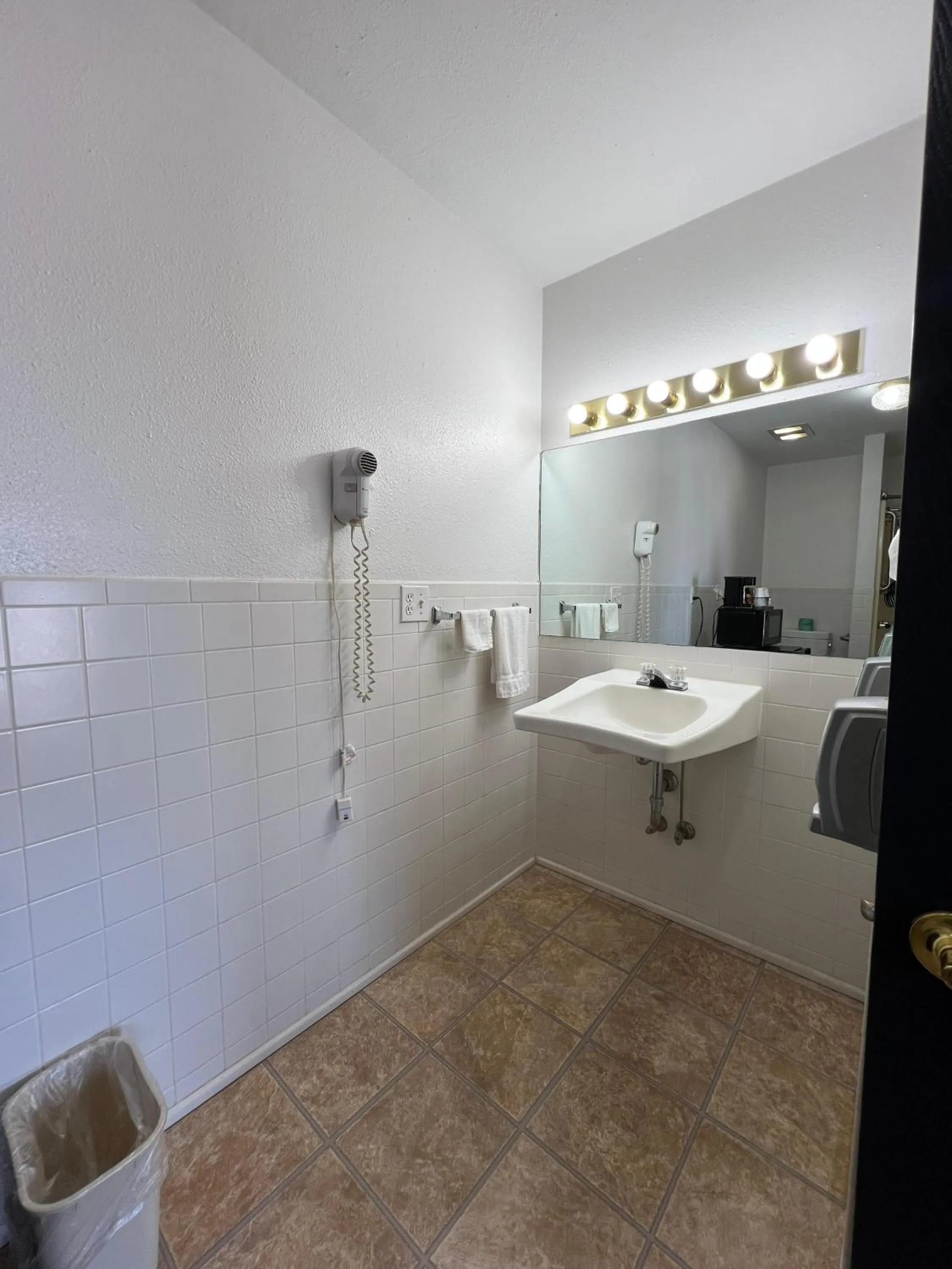 Bathroom in Marysville Surf Motel Kansas US 77