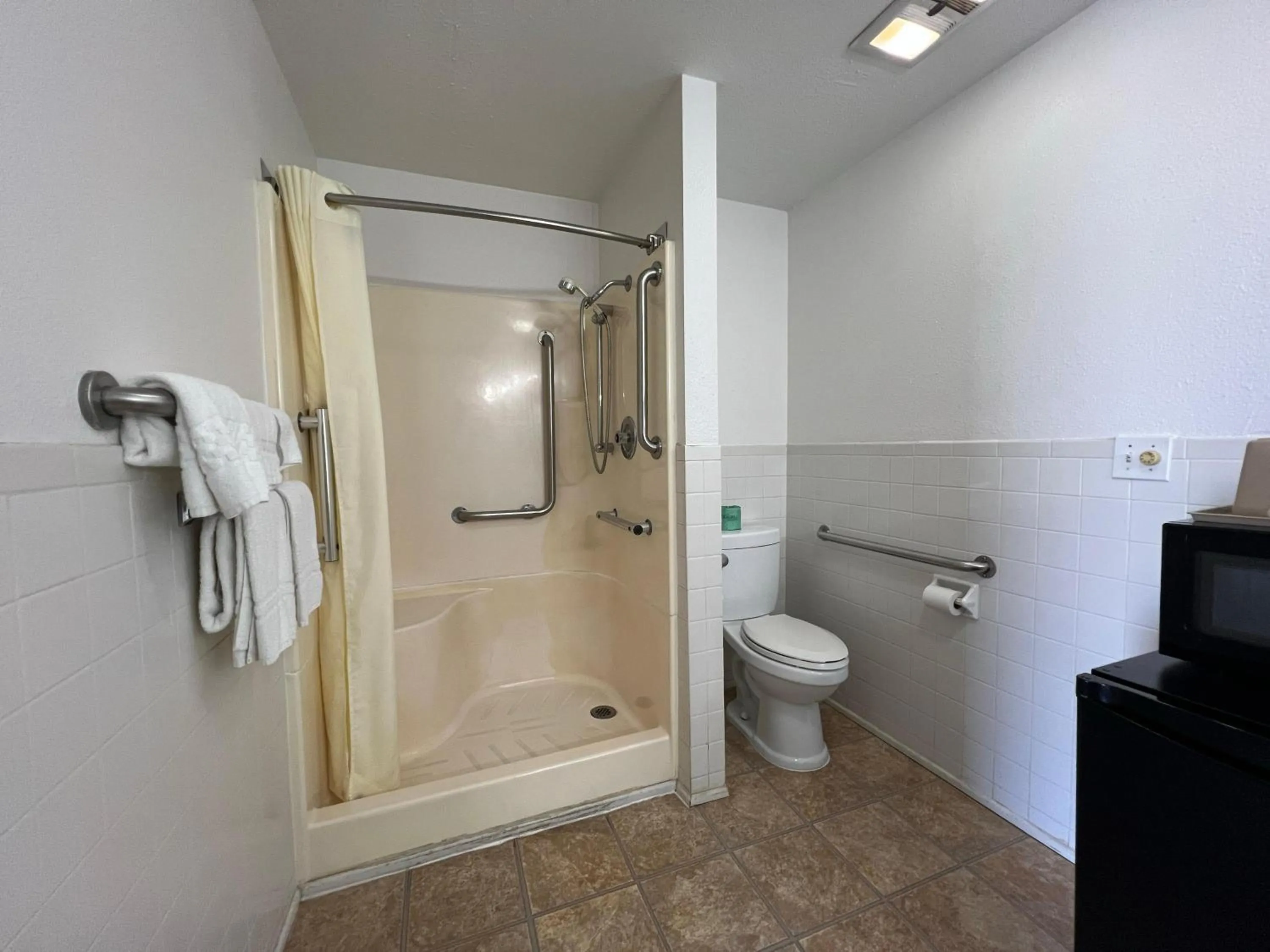 Bathroom in Marysville Surf Motel Kansas US 77