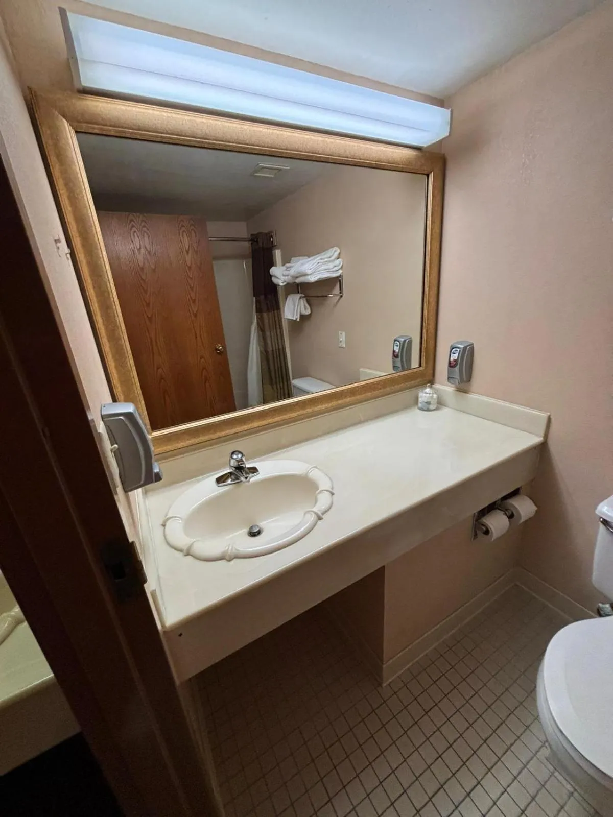 Bathroom in Marysville Surf Motel Kansas US 77