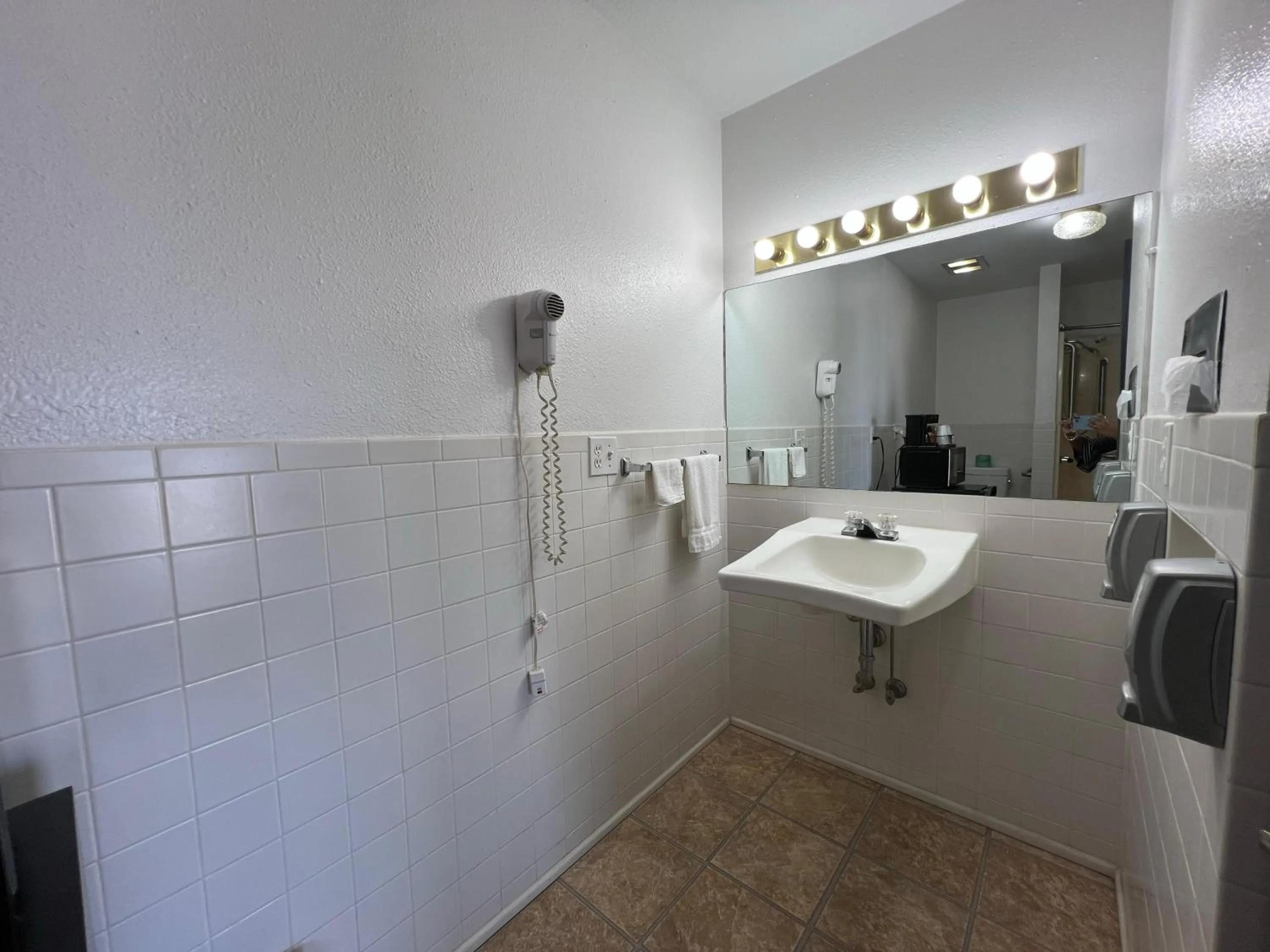 Bathroom in Marysville Surf Motel Kansas US 77