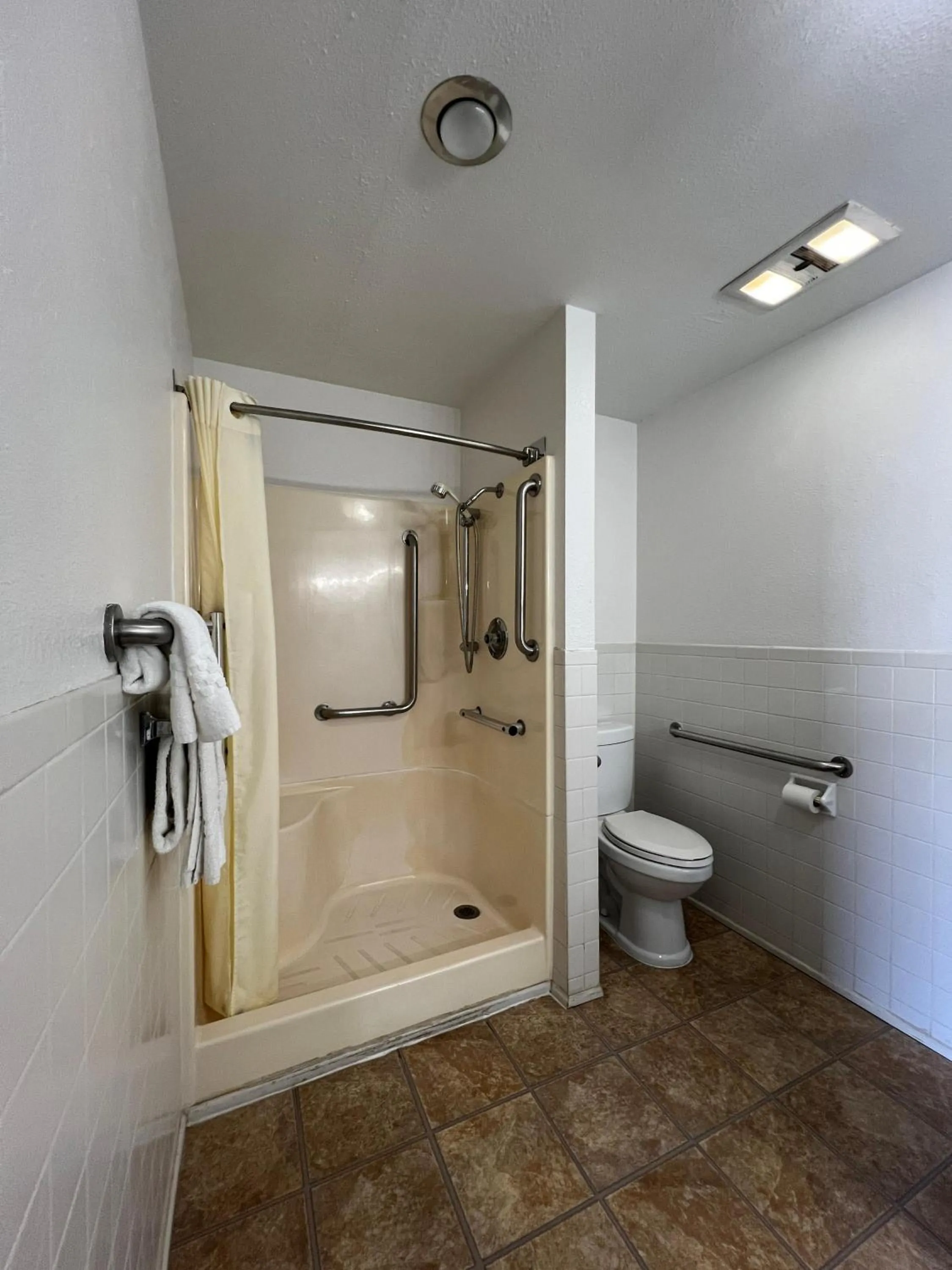 Bathroom in Marysville Surf Motel Kansas US 77