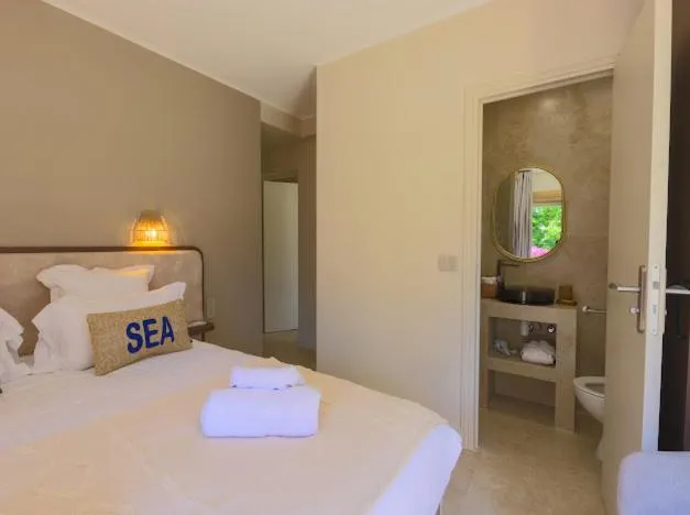 Bedroom, Bed in Hôtel Lou Juan