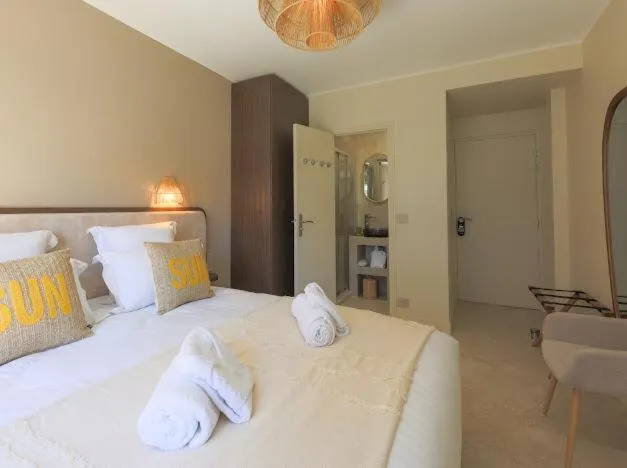 Bathroom, Bed in Hôtel Lou Juan