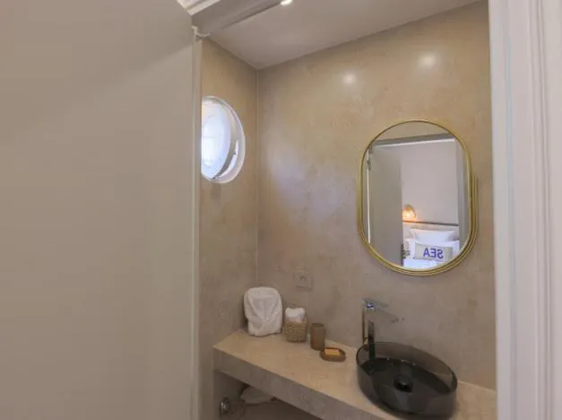 Bathroom in Hôtel Lou Juan