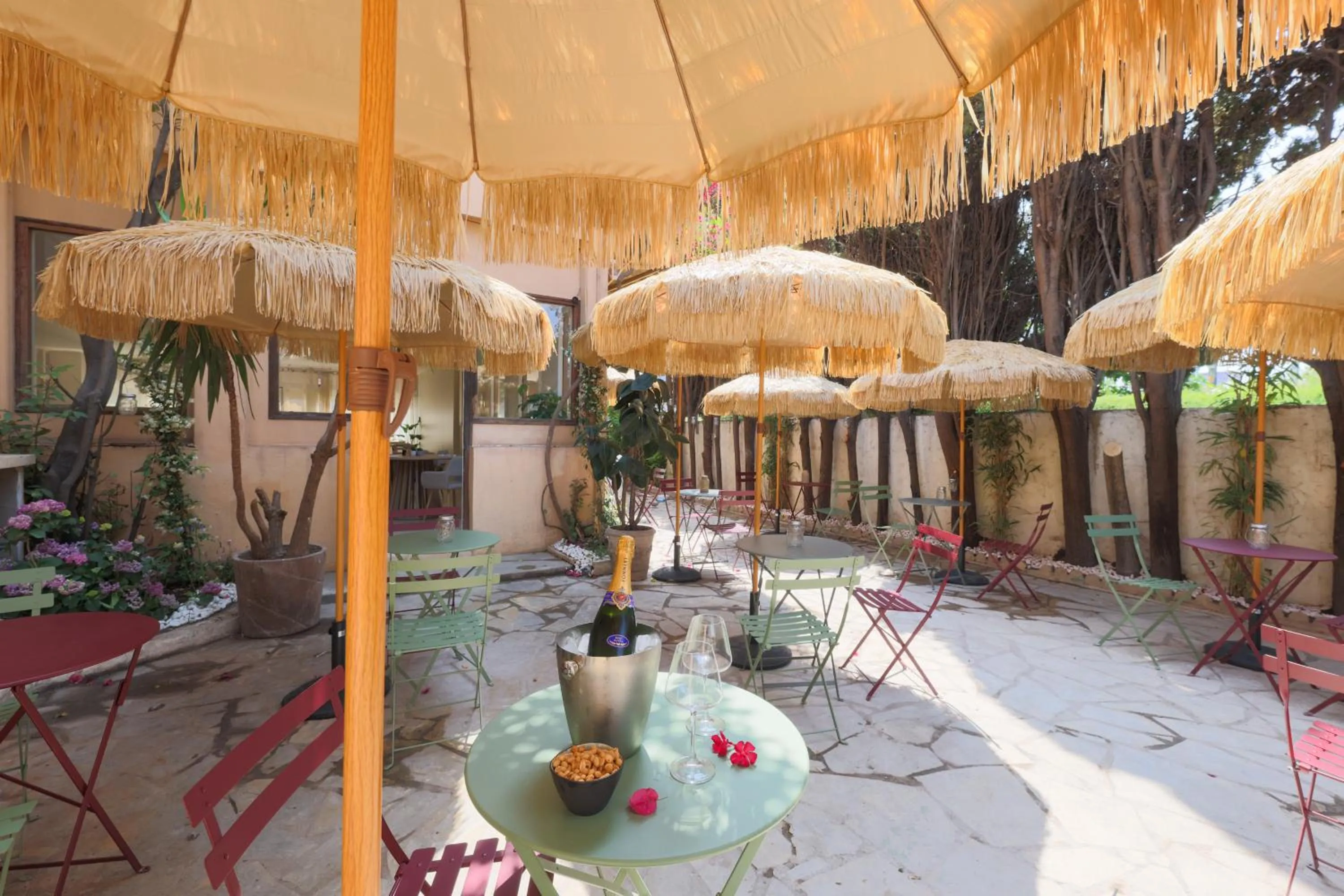 Patio in Hôtel Lou Juan