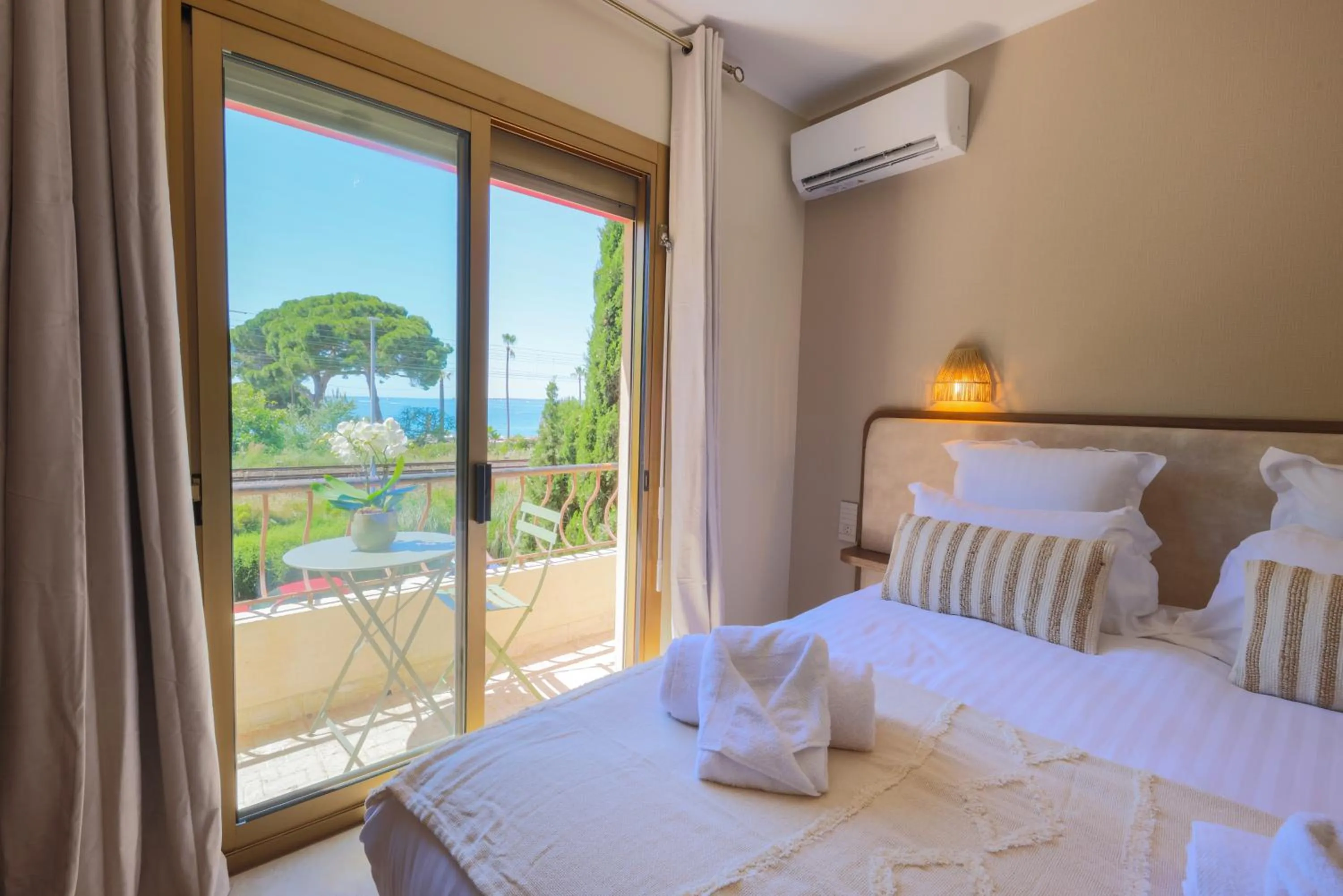 Bed in Hôtel Lou Juan