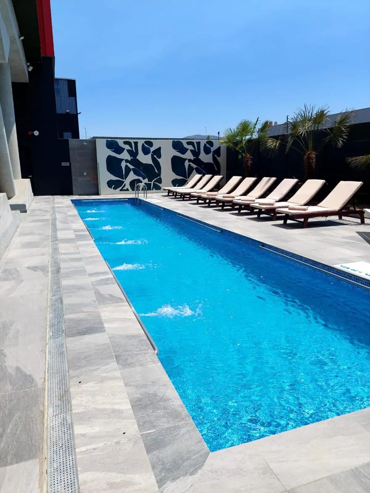 Pool view in Courtyard by Marriott Santiago Airport