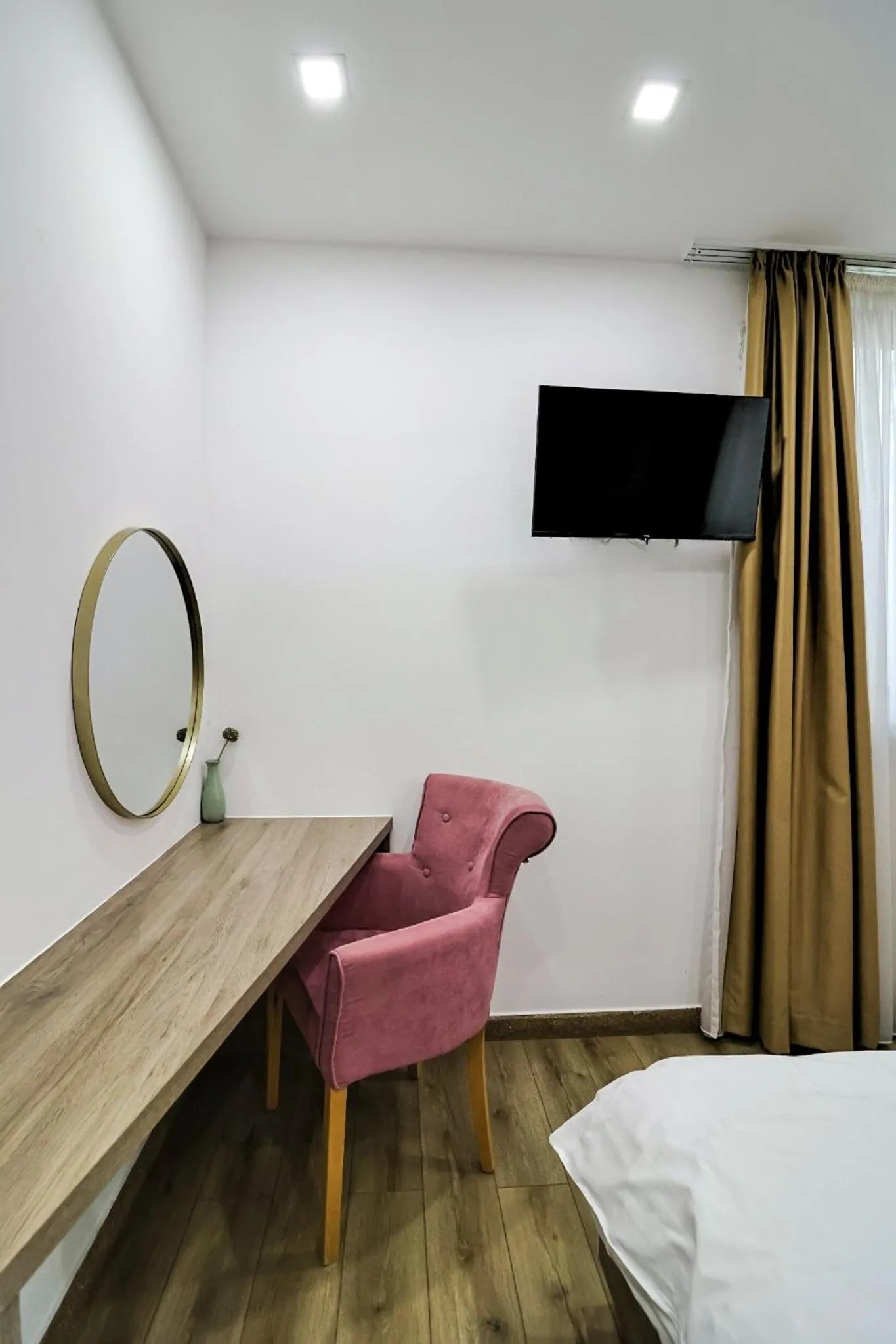 Seating area, Bed in The Hotel National