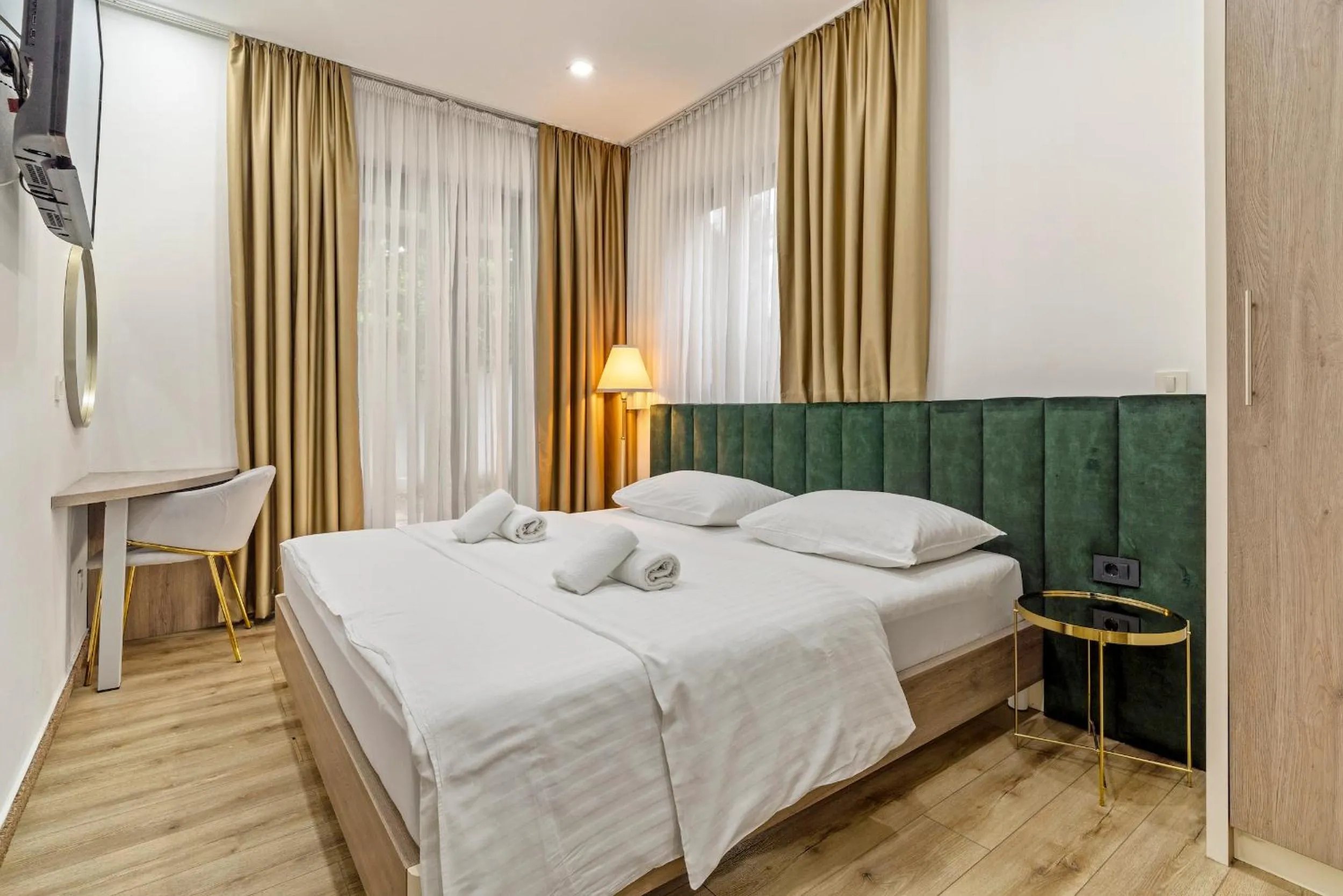 Photo of the whole room, Bed in The Hotel National