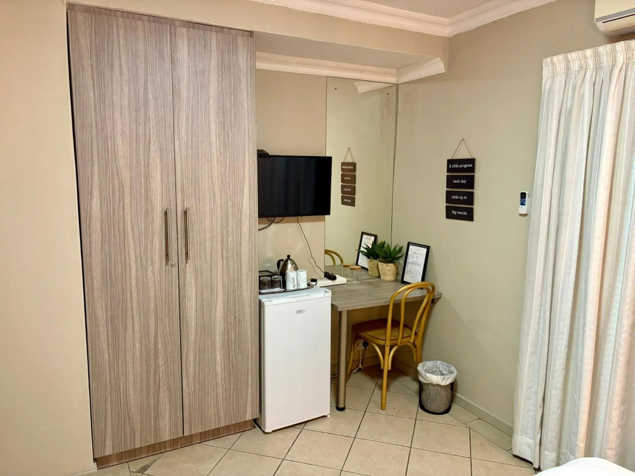 TV and multimedia in The Suburban Guest House