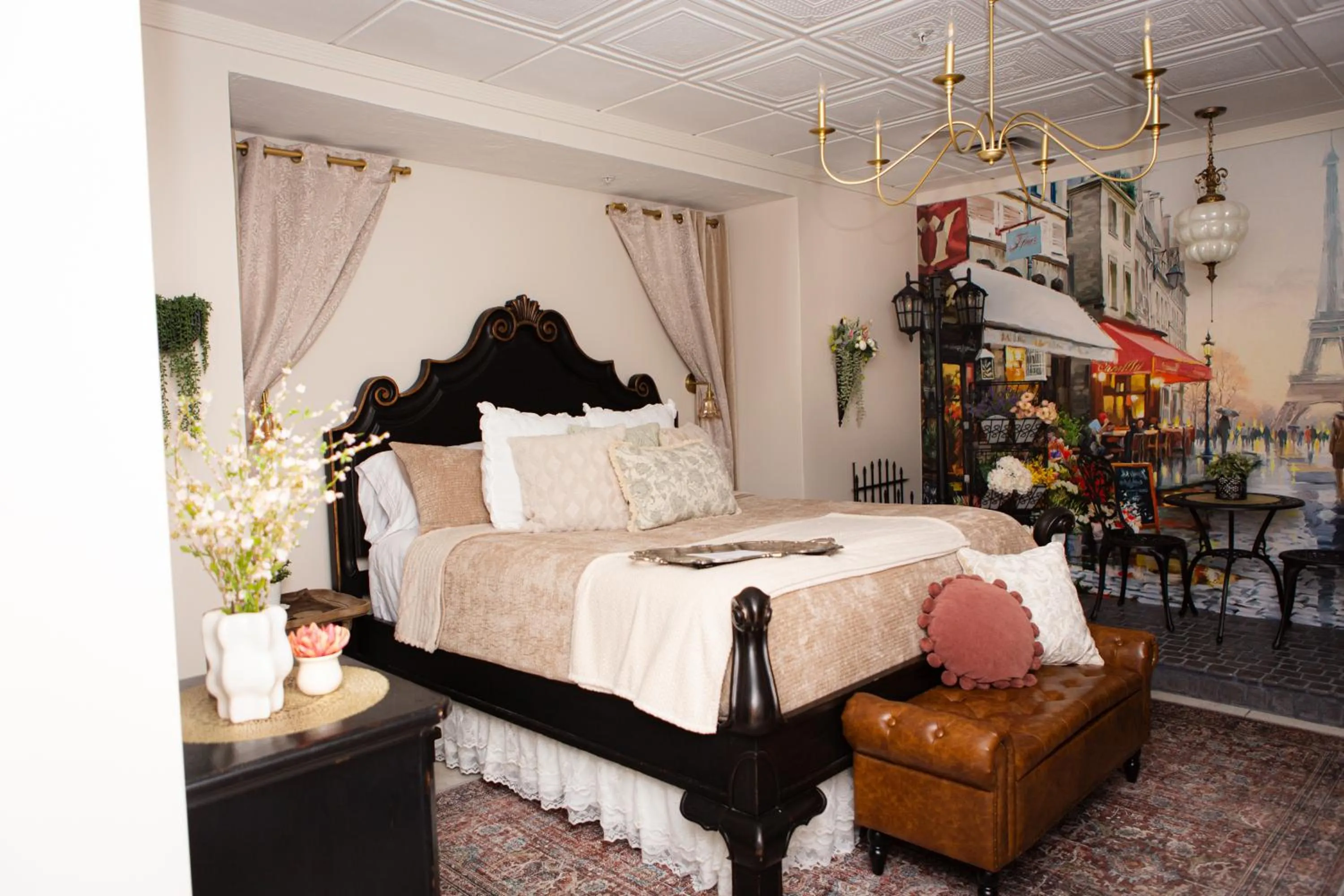 Bed in Hideaway Suites On 5th-Formally 5th East Hall