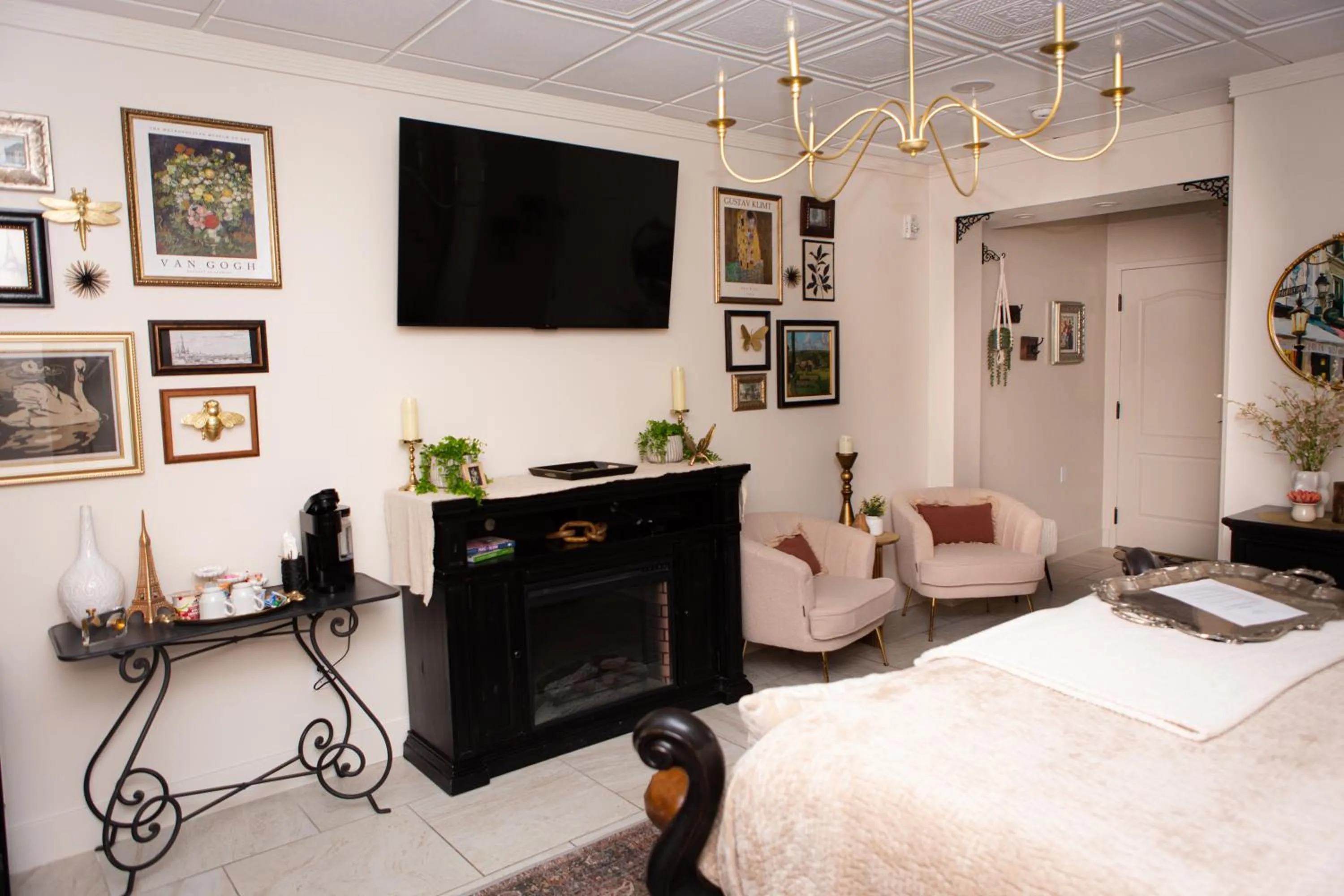 Bed in Hideaway Suites On 5th-Formally 5th East Hall