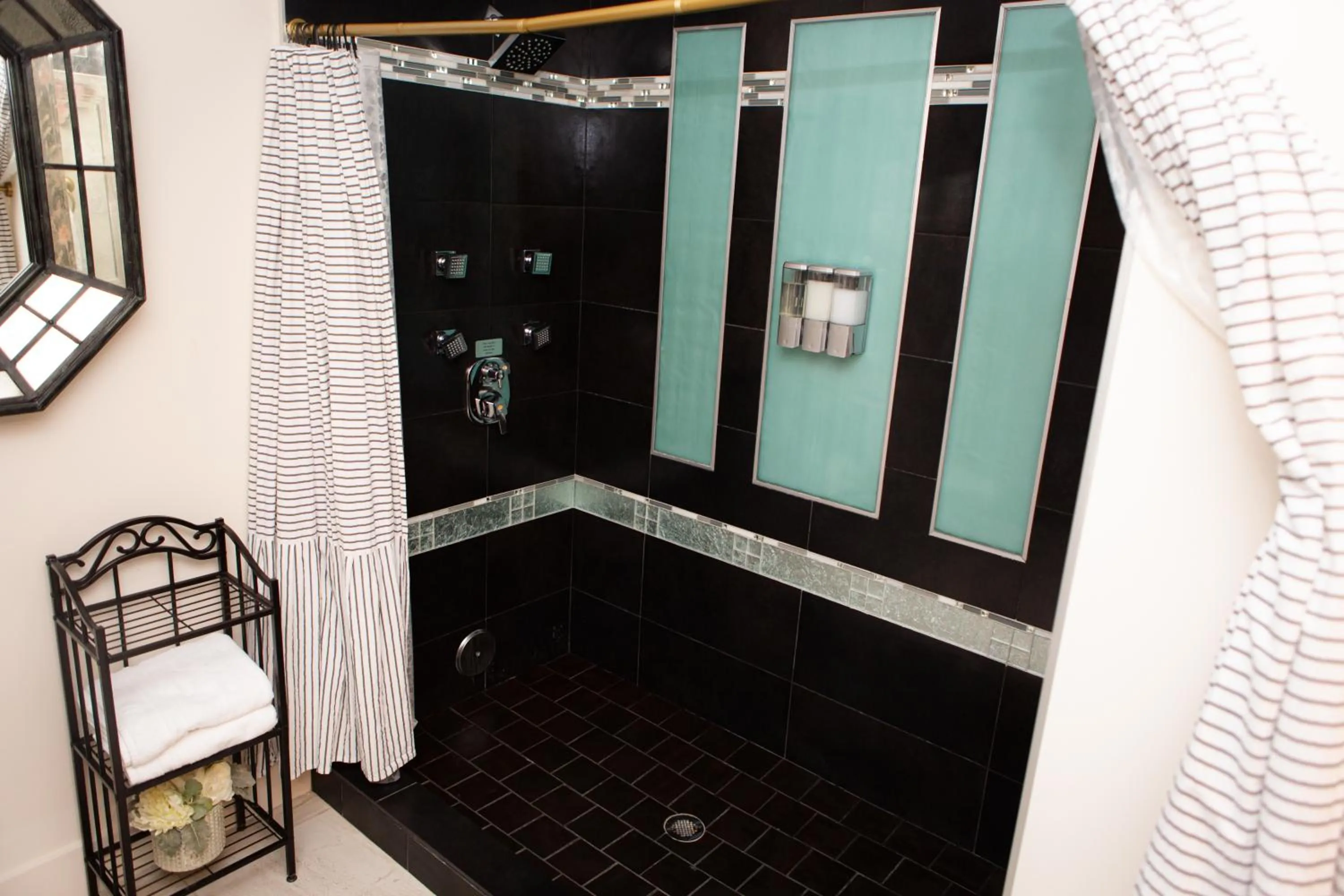 Hideaway Suites On 5th-Formally 5th East Hall