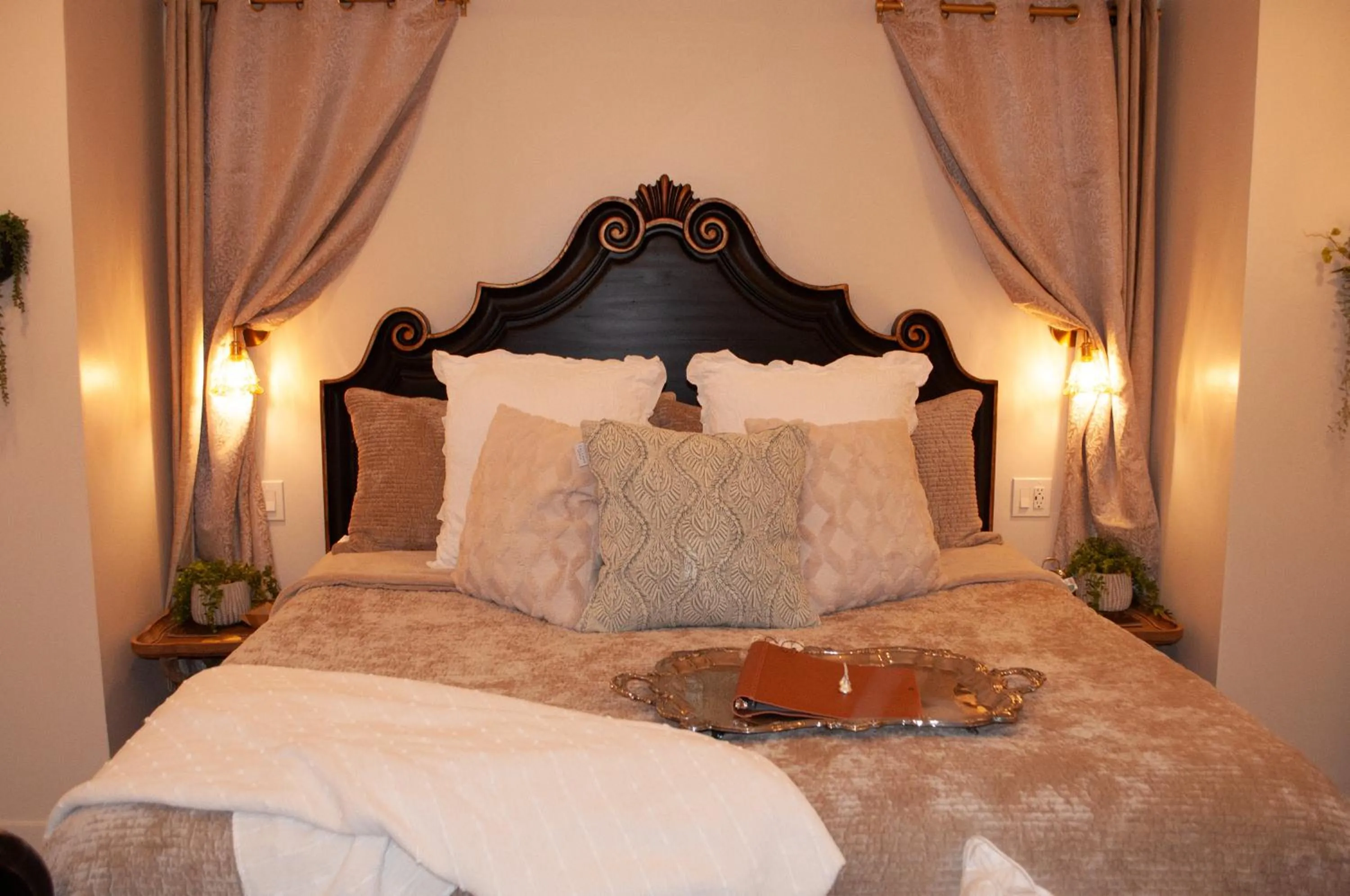 Bed in 5th East Hall Bed & Breakfast