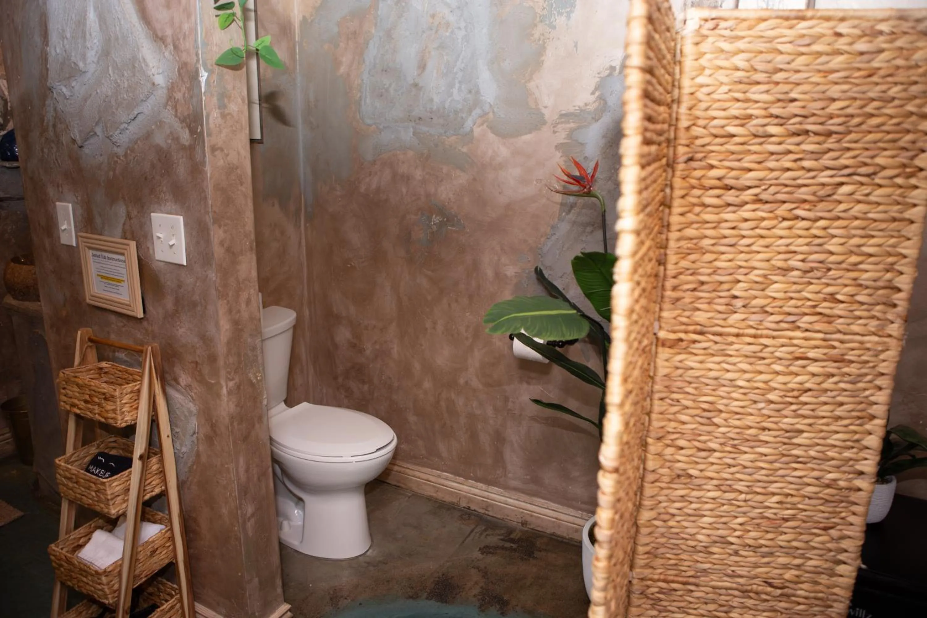 Hideaway Suites On 5th-Formally 5th East Hall