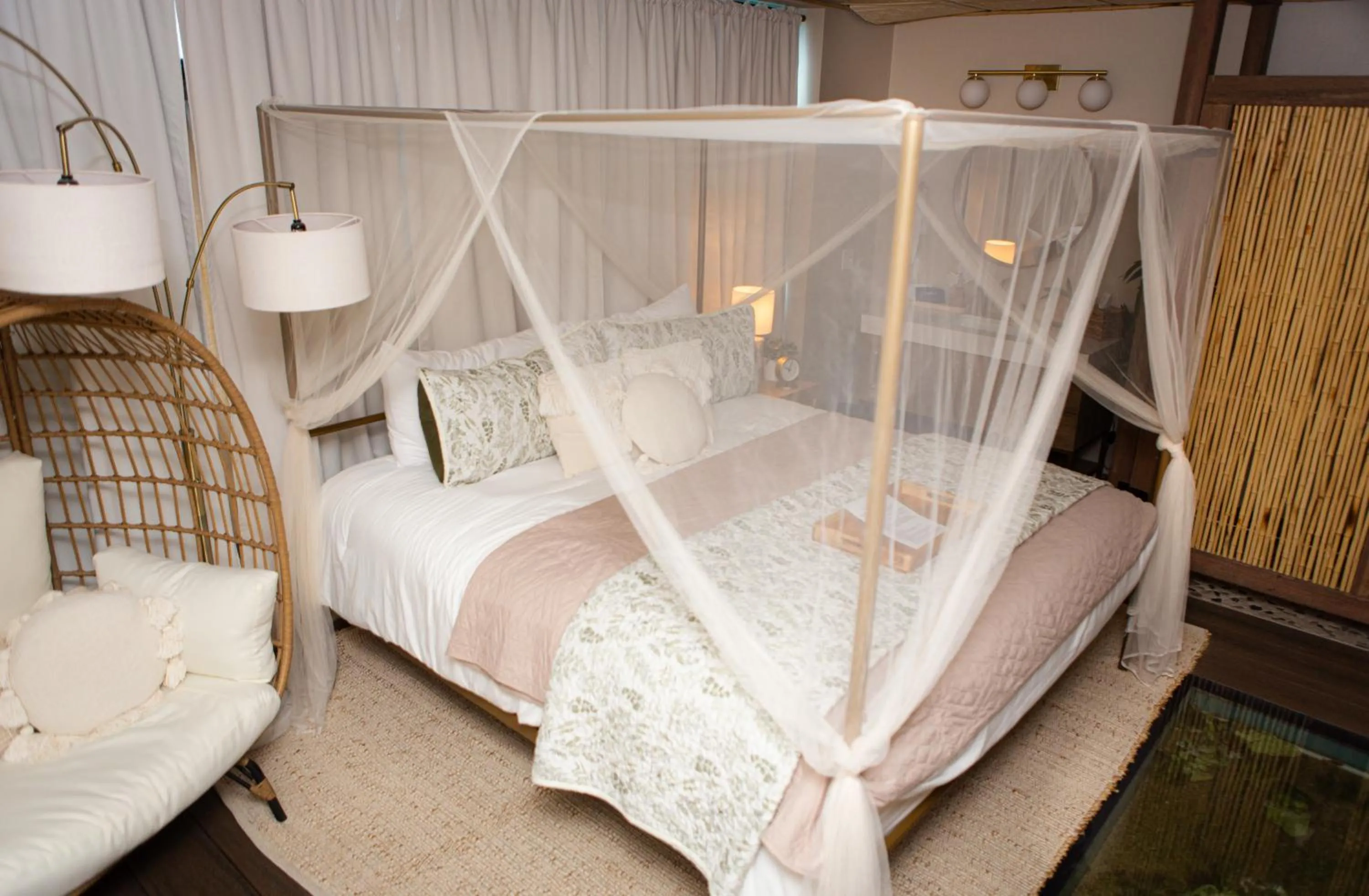 Bed in Hideaway Suites On 5th-Formally 5th East Hall