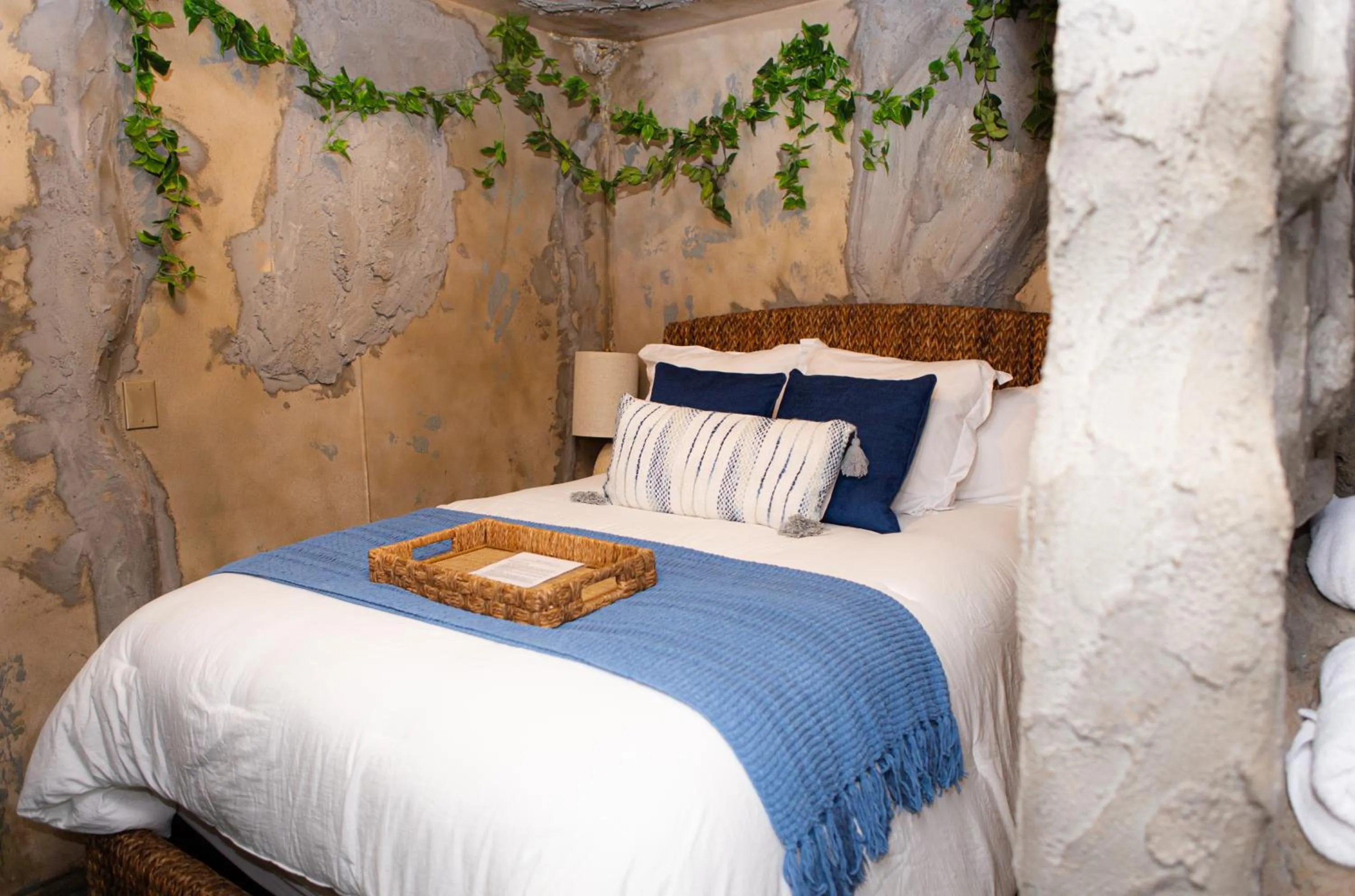 Bed in Hideaway Suites On 5th-Formally 5th East Hall