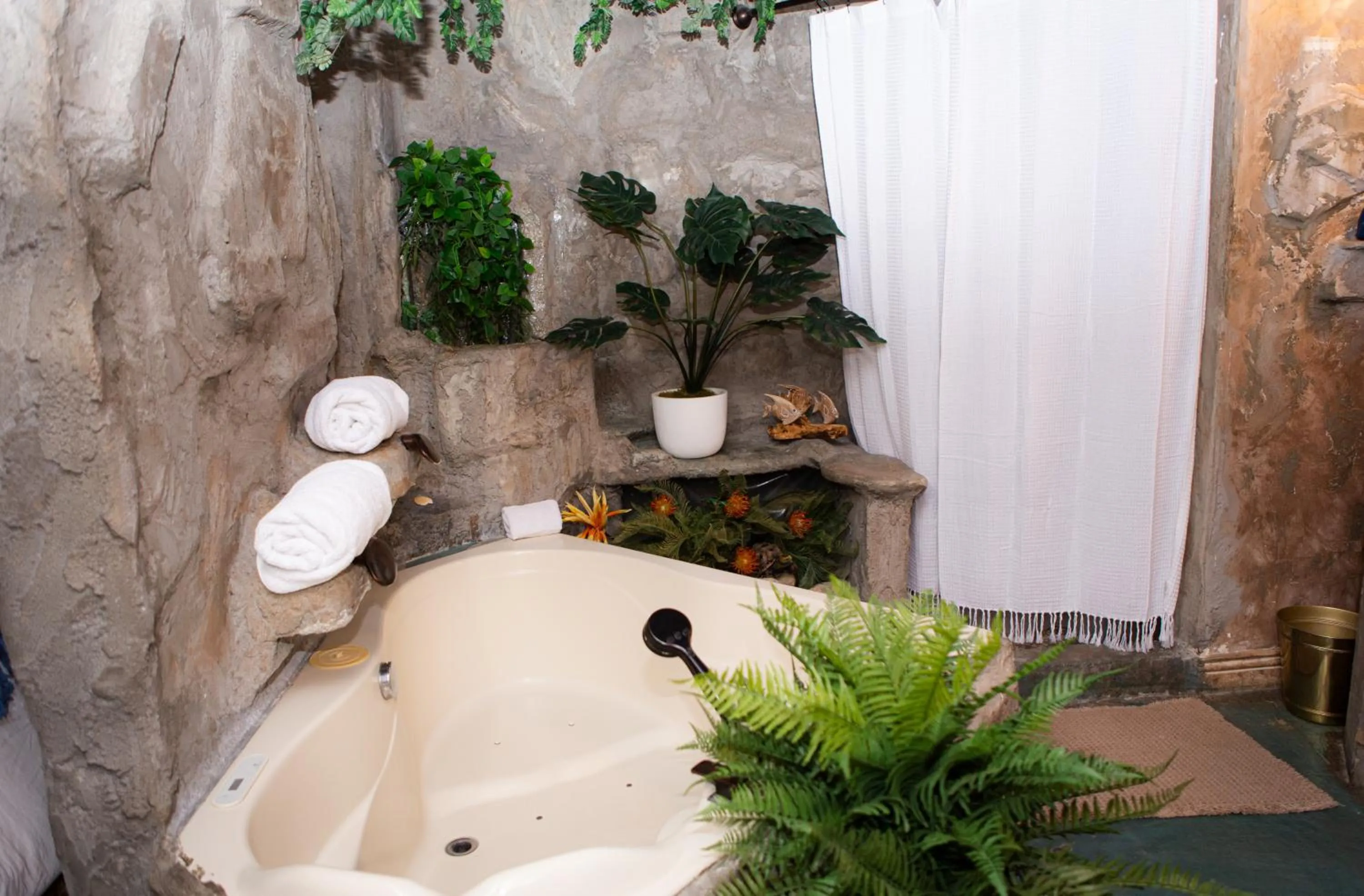 Hideaway Suites On 5th-Formally 5th East Hall