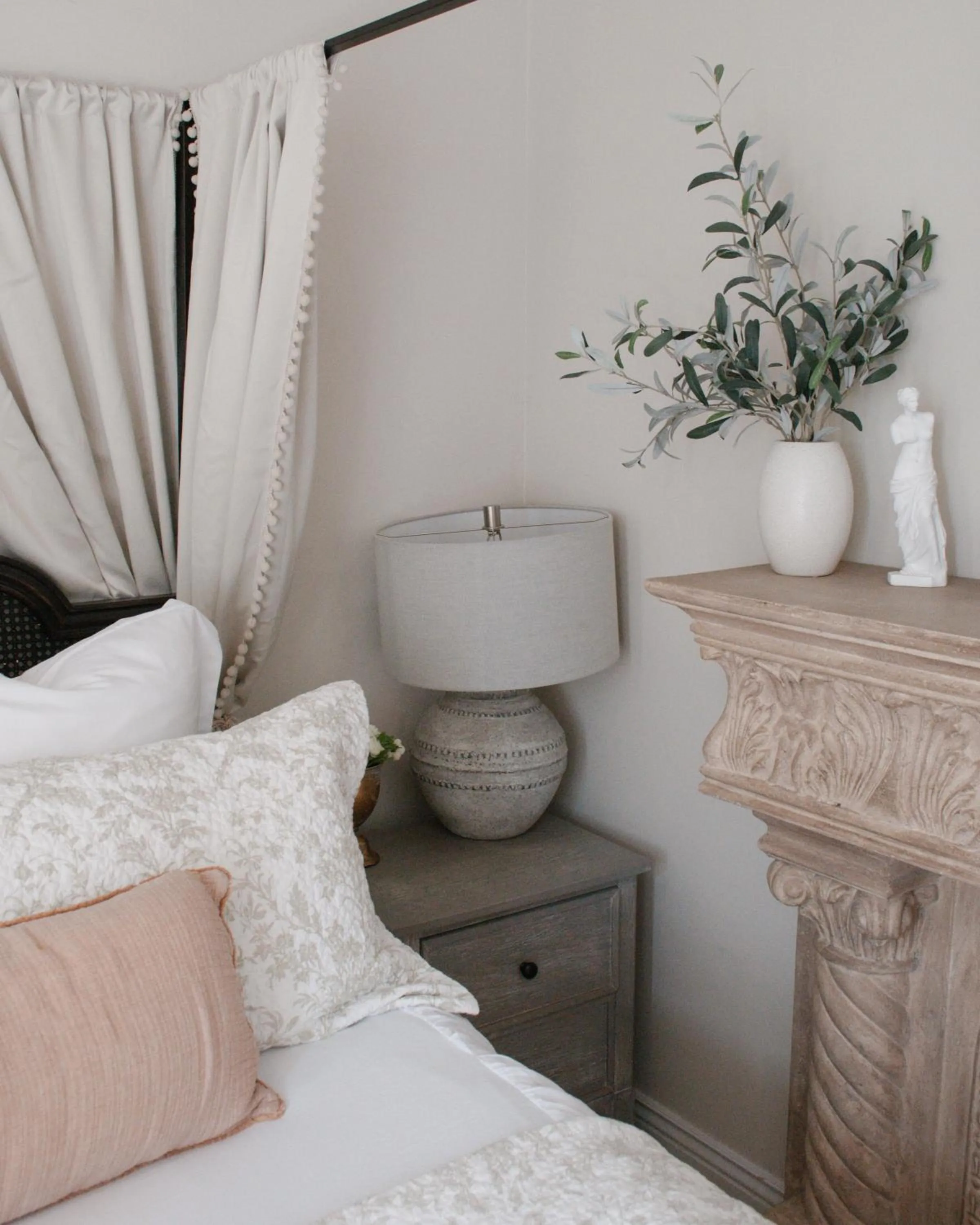 Bed in 5th East Hall Bed & Breakfast