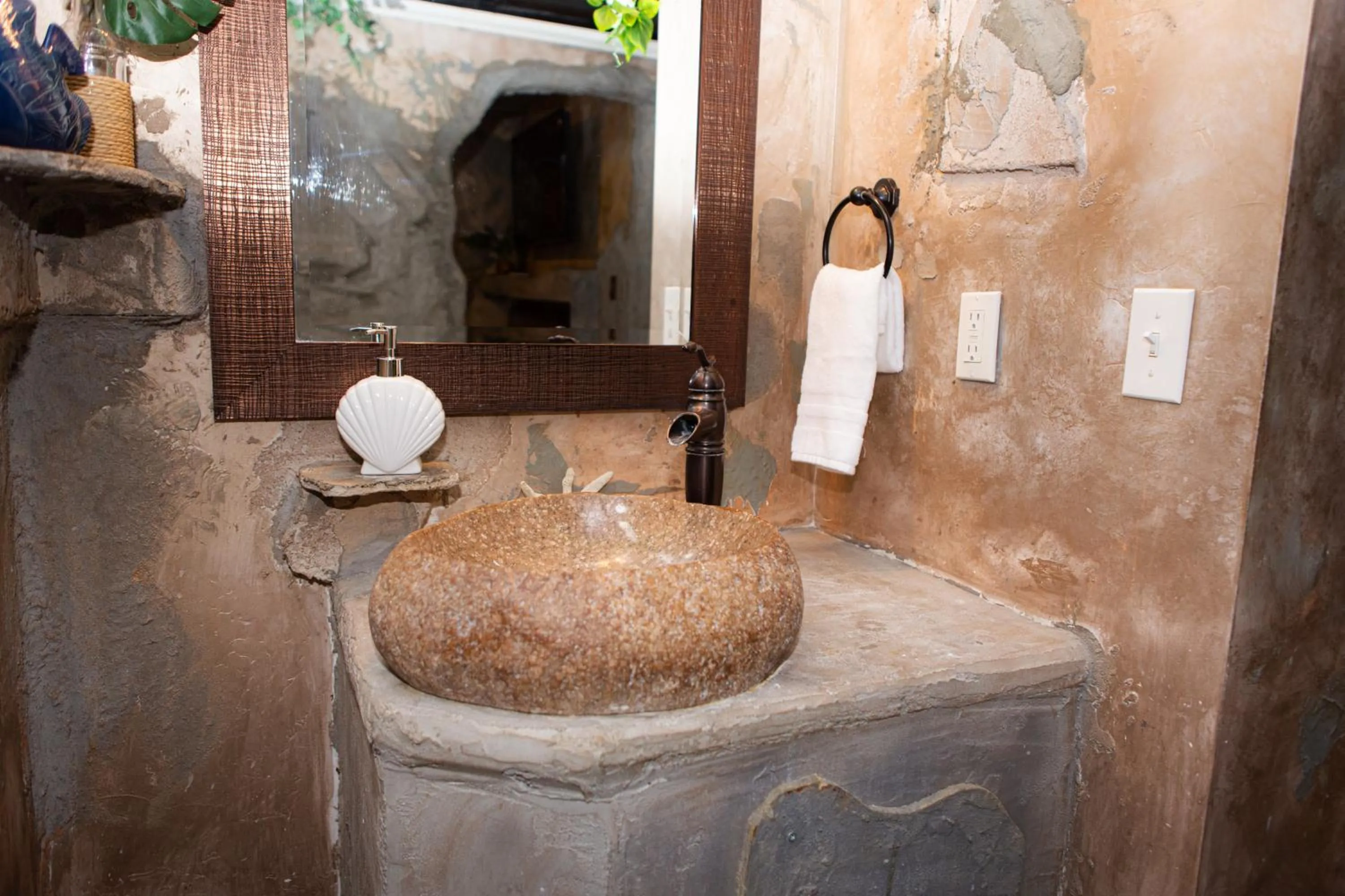 Hideaway Suites On 5th-Formally 5th East Hall