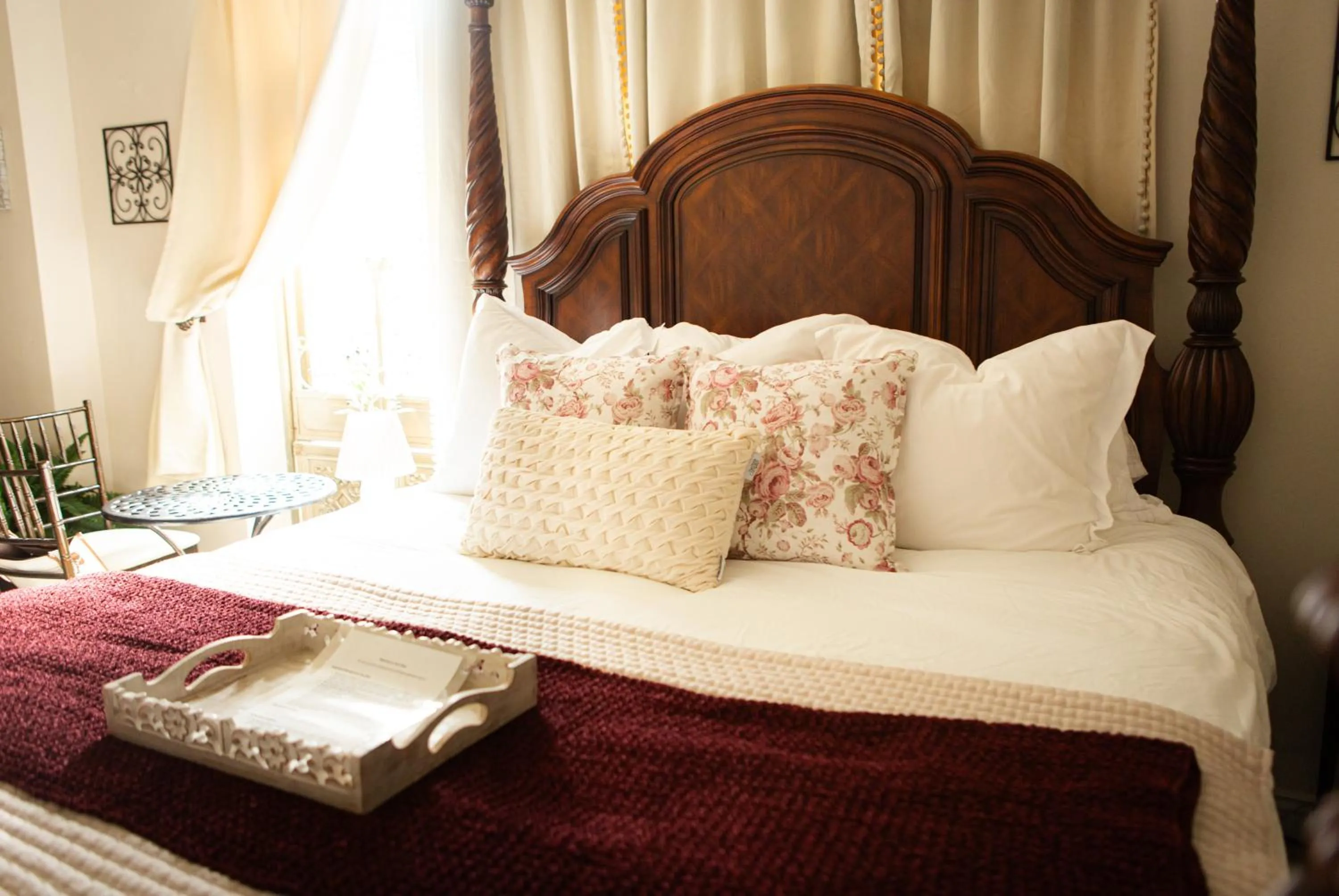 Bed in Hideaway Suites On 5th-Formally 5th East Hall