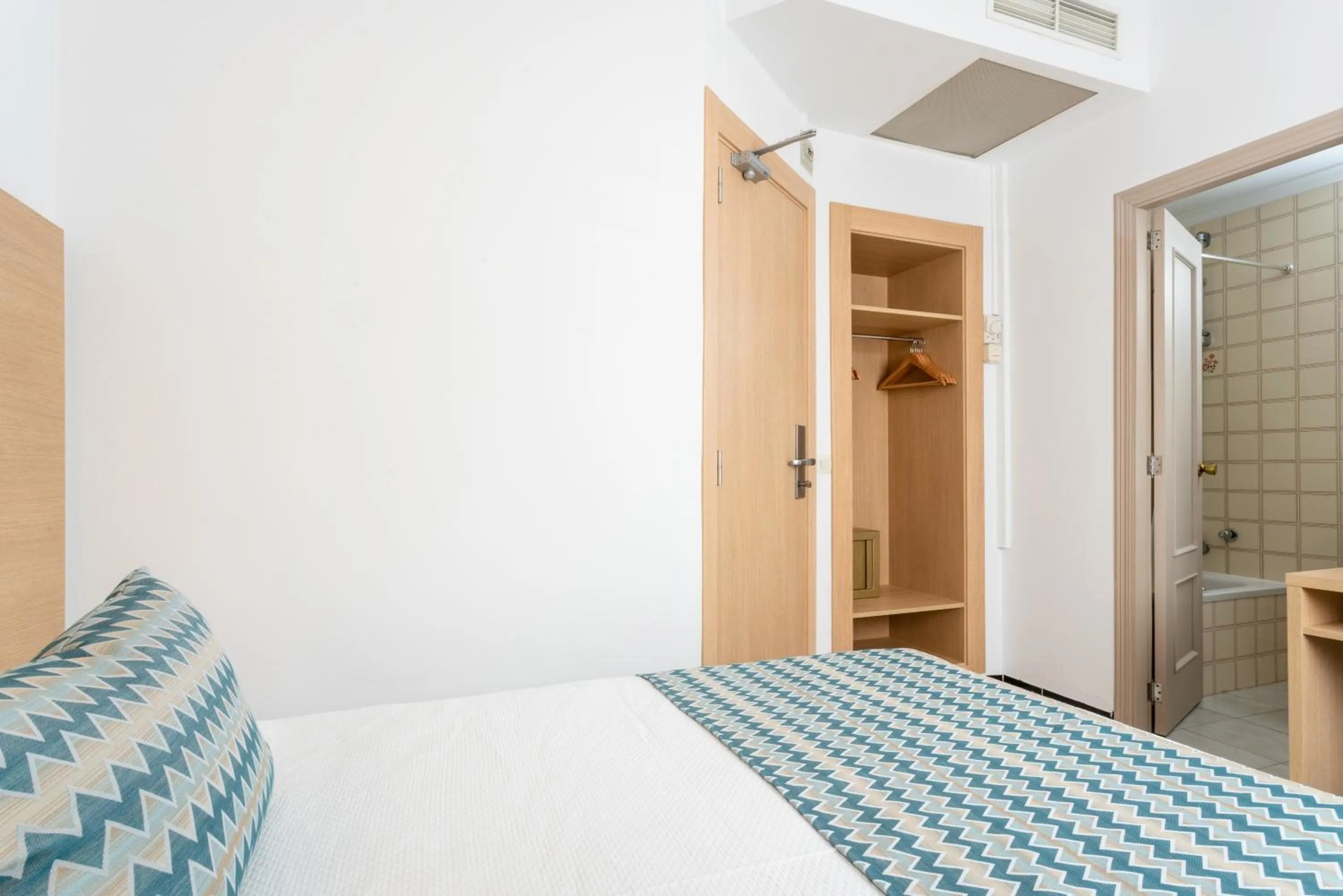 Photo of the whole room, Bed in Hotel Riutort