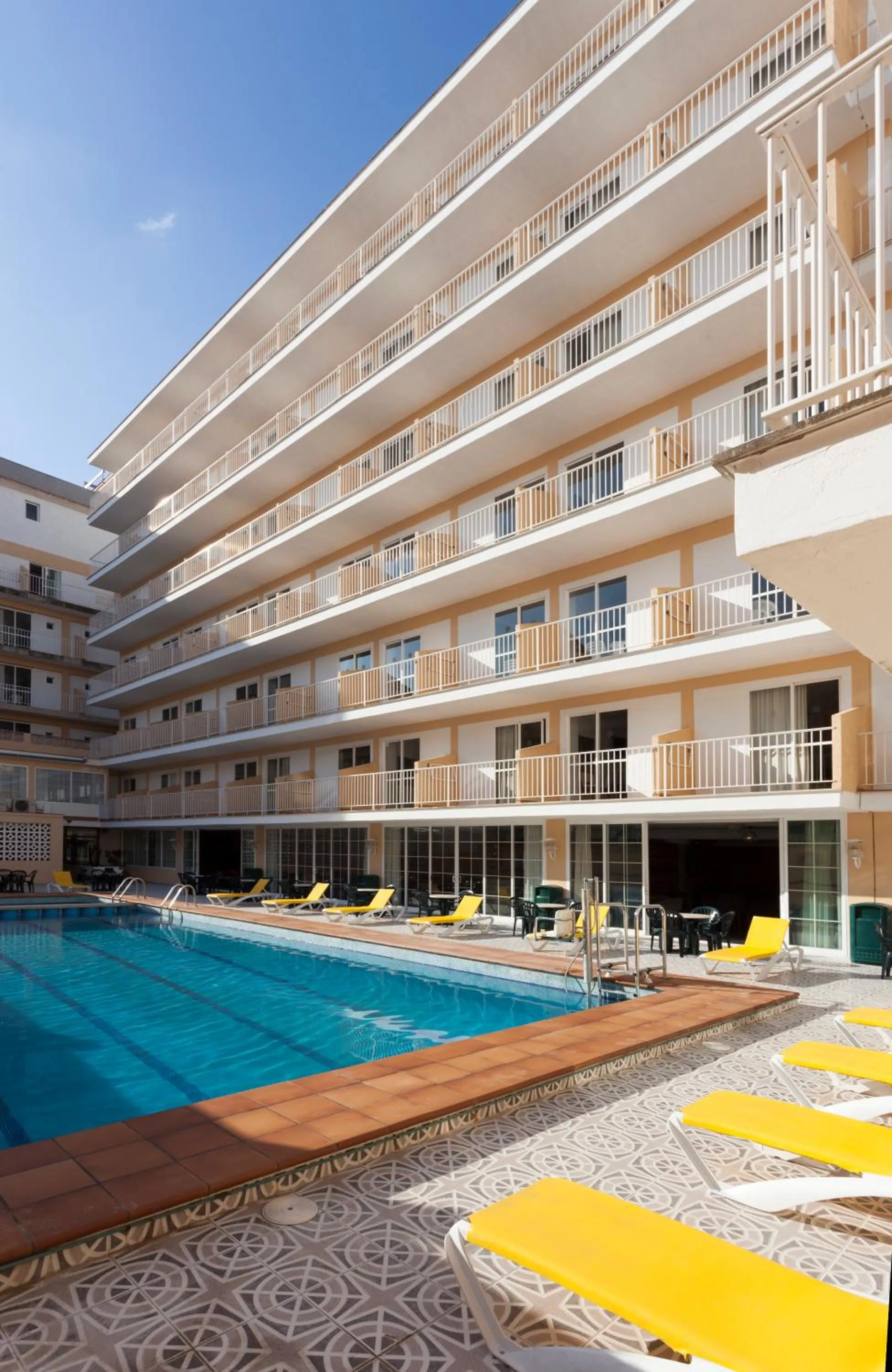 Swimming pool in Hotel Riutort