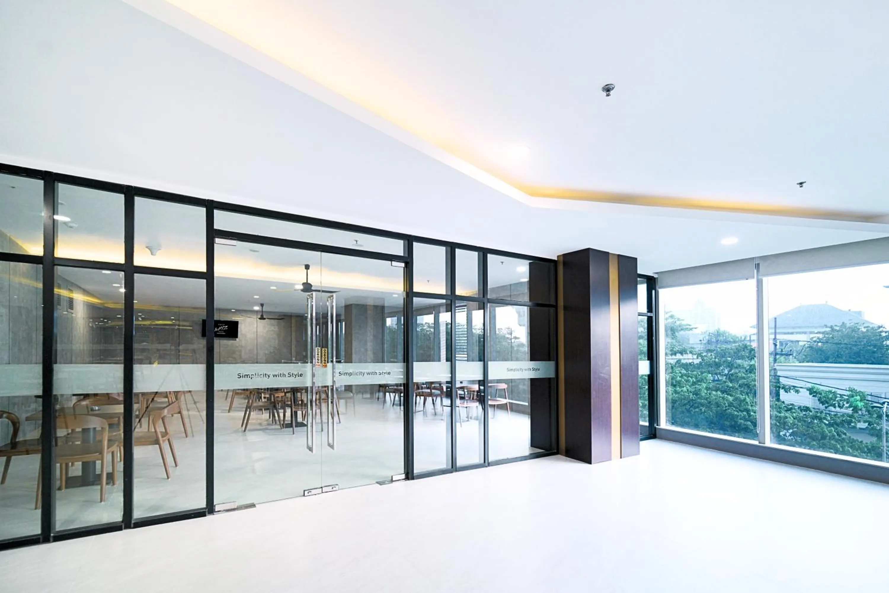 Restaurant/places to eat in Grand Whiz Hotel Praxis Surabaya