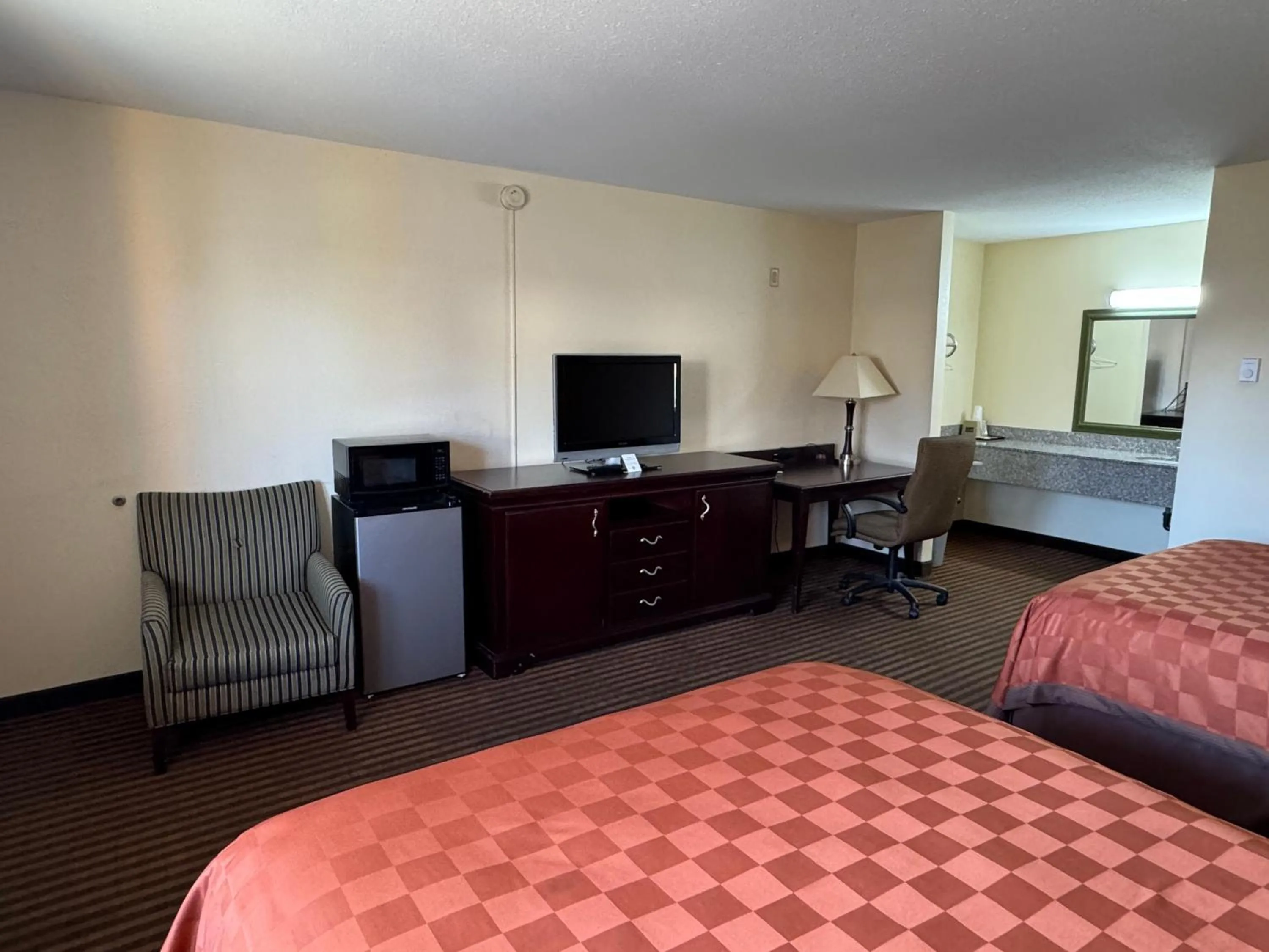 Bed in Scottish Inn & Suites - Eau Claire