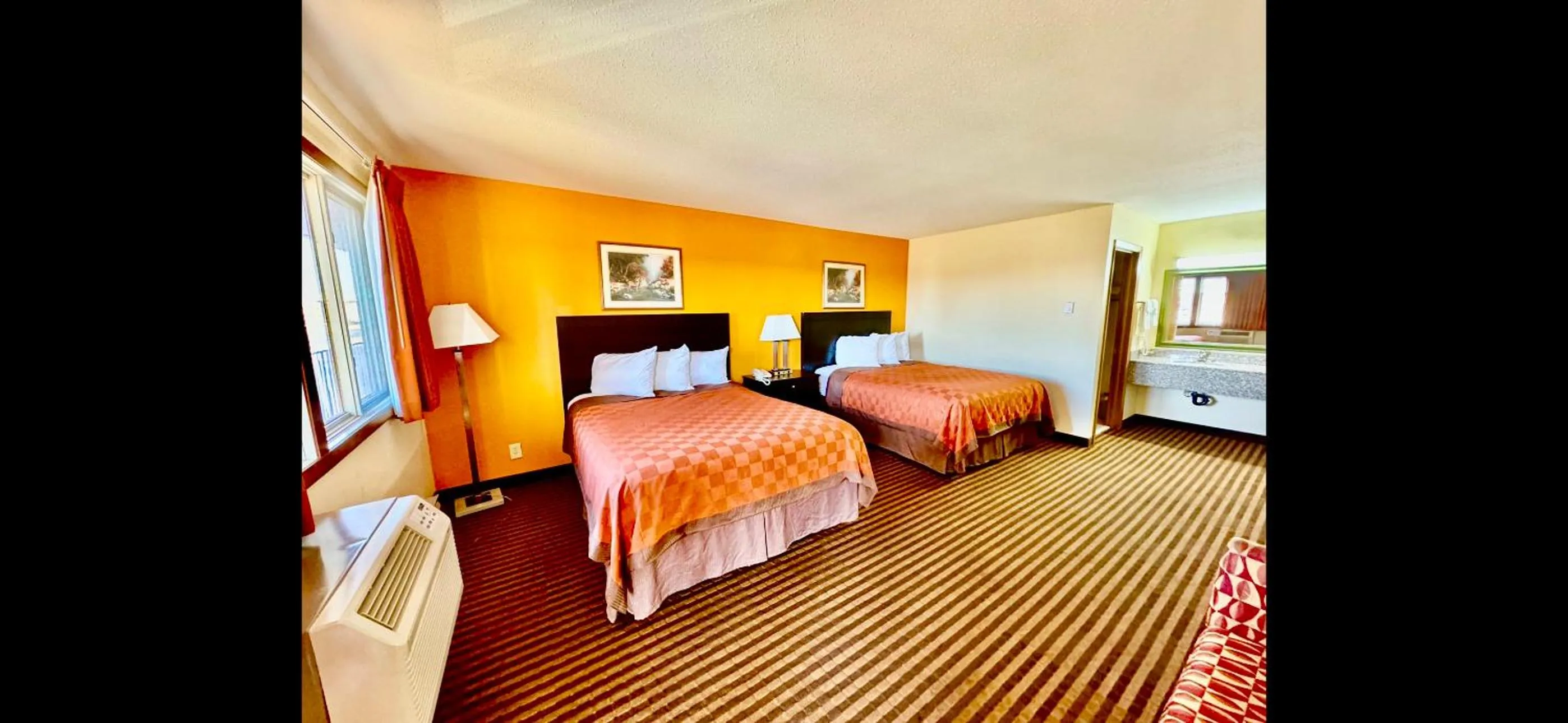 Bed in Scottish Inn & Suites - Eau Claire