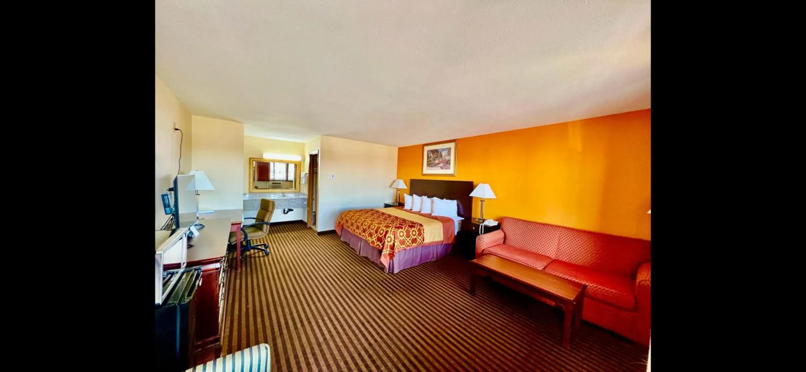 Bed in Scottish Inn & Suites - Eau Claire