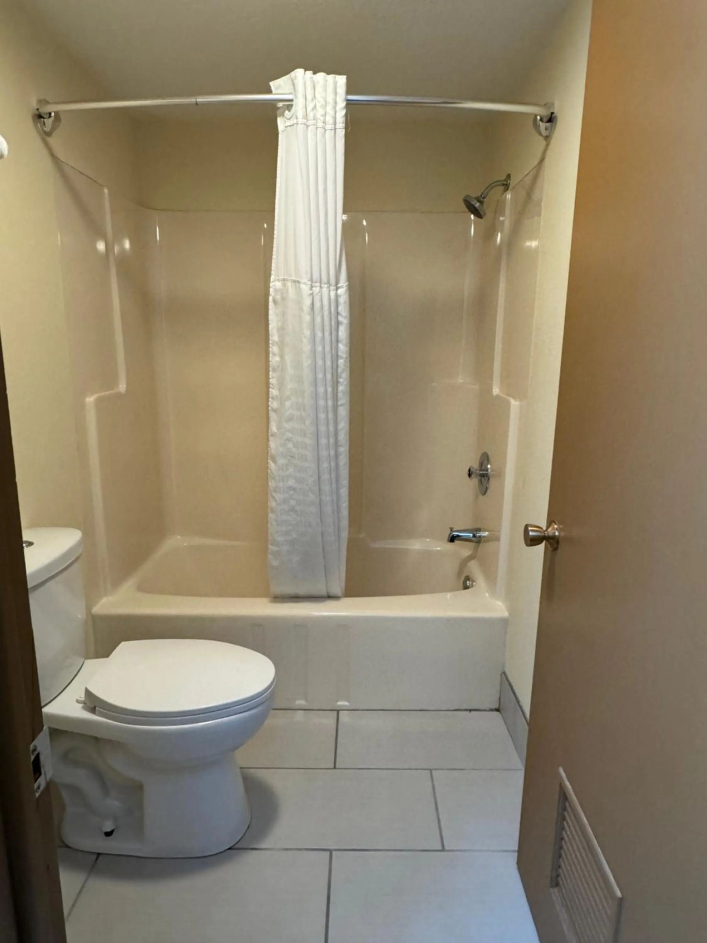 Scottish Inn & Suites - Eau Claire