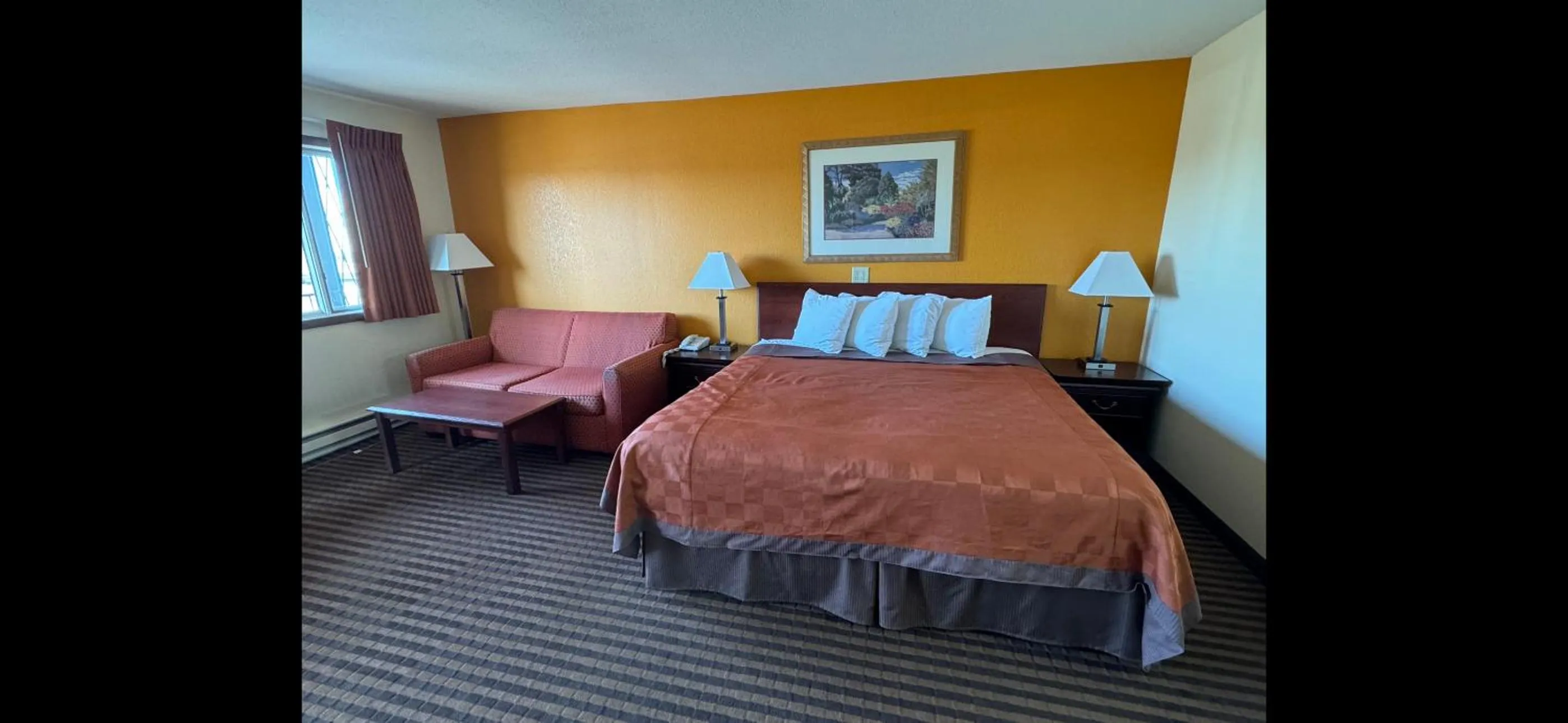 Bed in Scottish Inn & Suites - Eau Claire