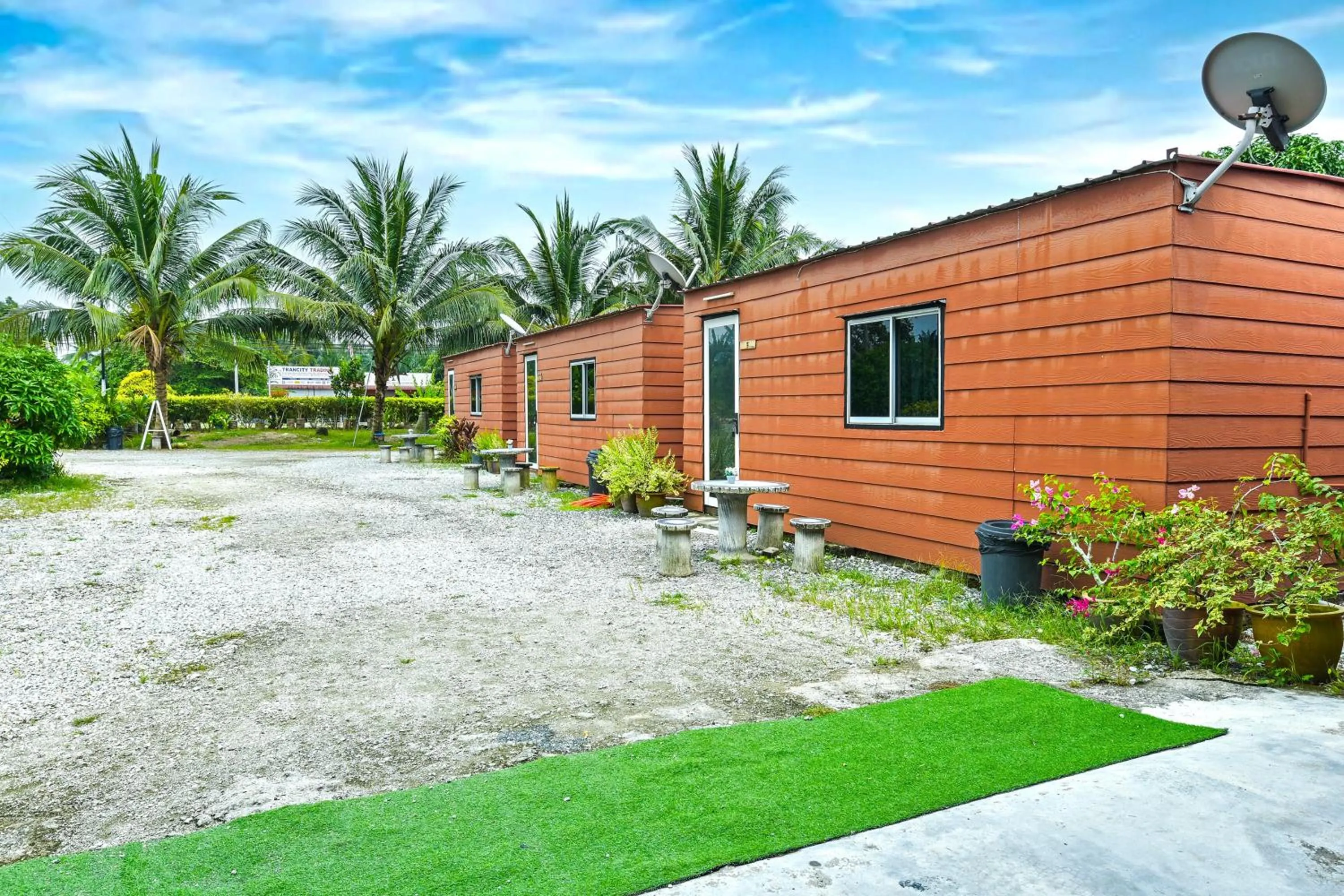 Facade/entrance in Hotel O Asiacamp Chalet Tanjung Karang