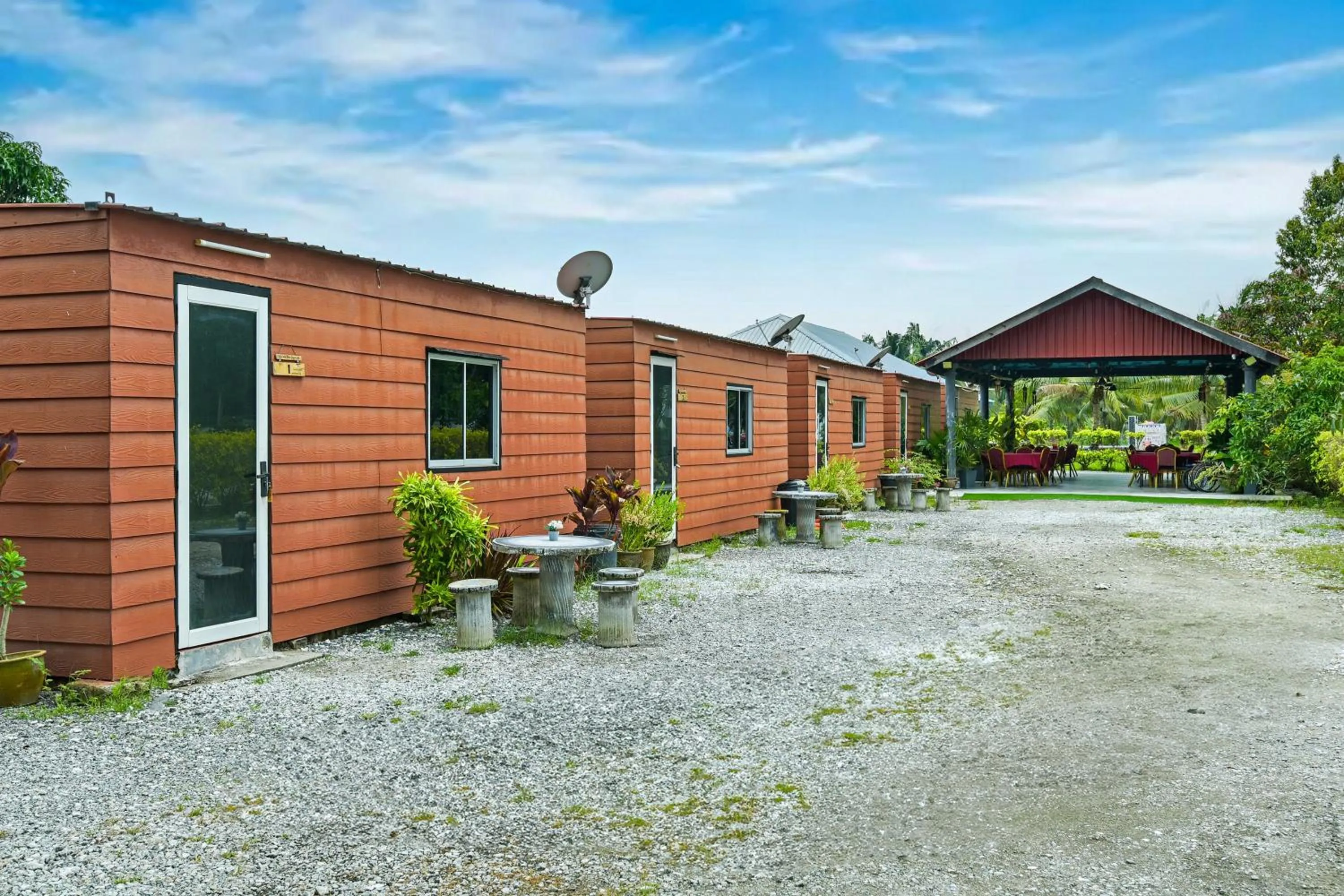 Facade/entrance in Hotel O Asiacamp Chalet Tanjung Karang