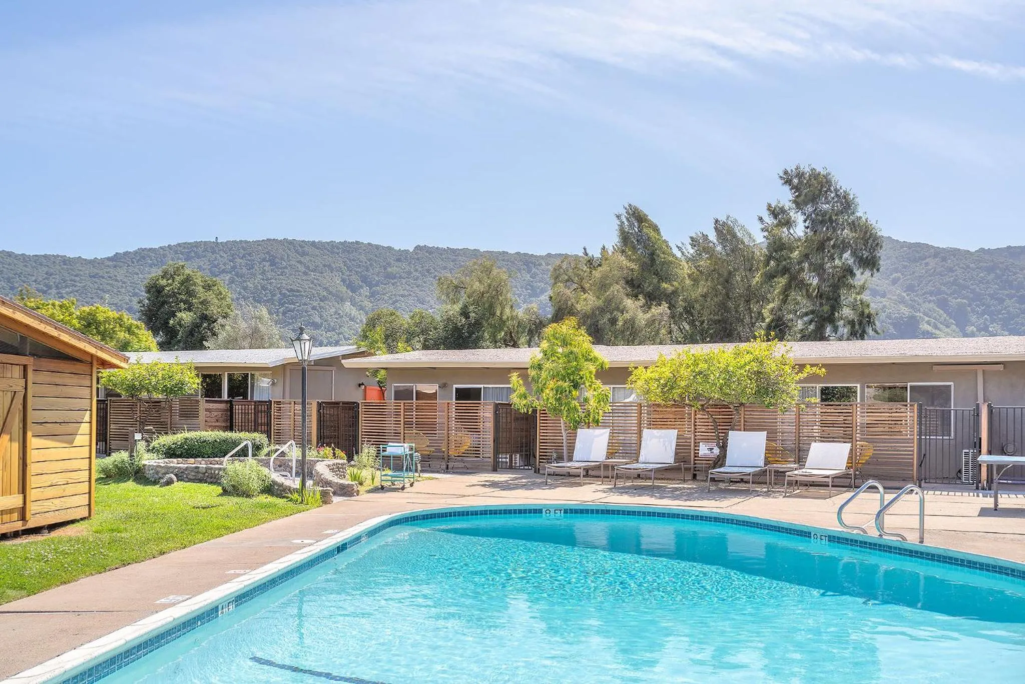 Swimming pool in Contenta Inn